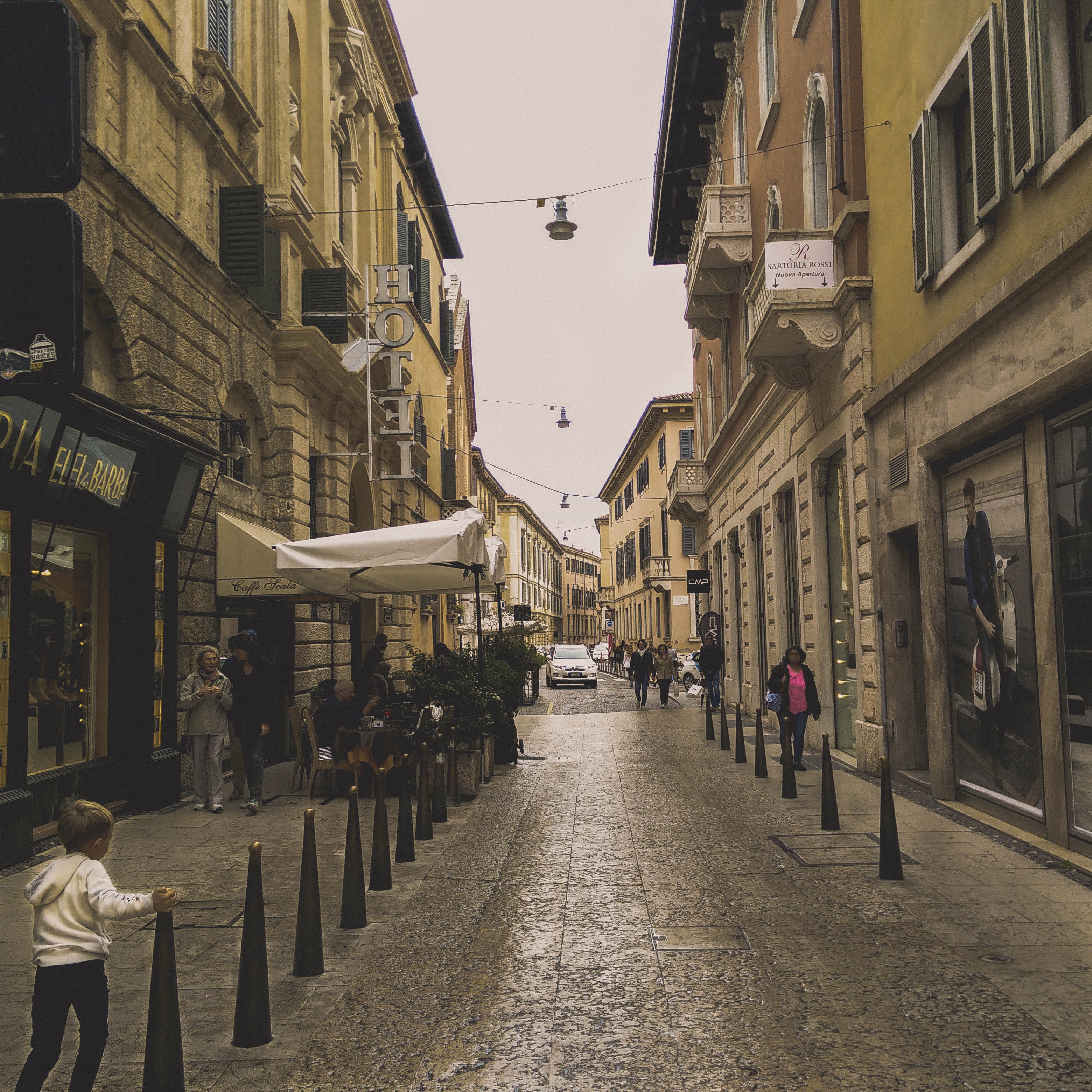 style, real people, outdoors, streets, sky, day, people, building, built structure, direction, transportation, lifestyles, footpath, italy, verona, cars, Phone HD Wallpaper