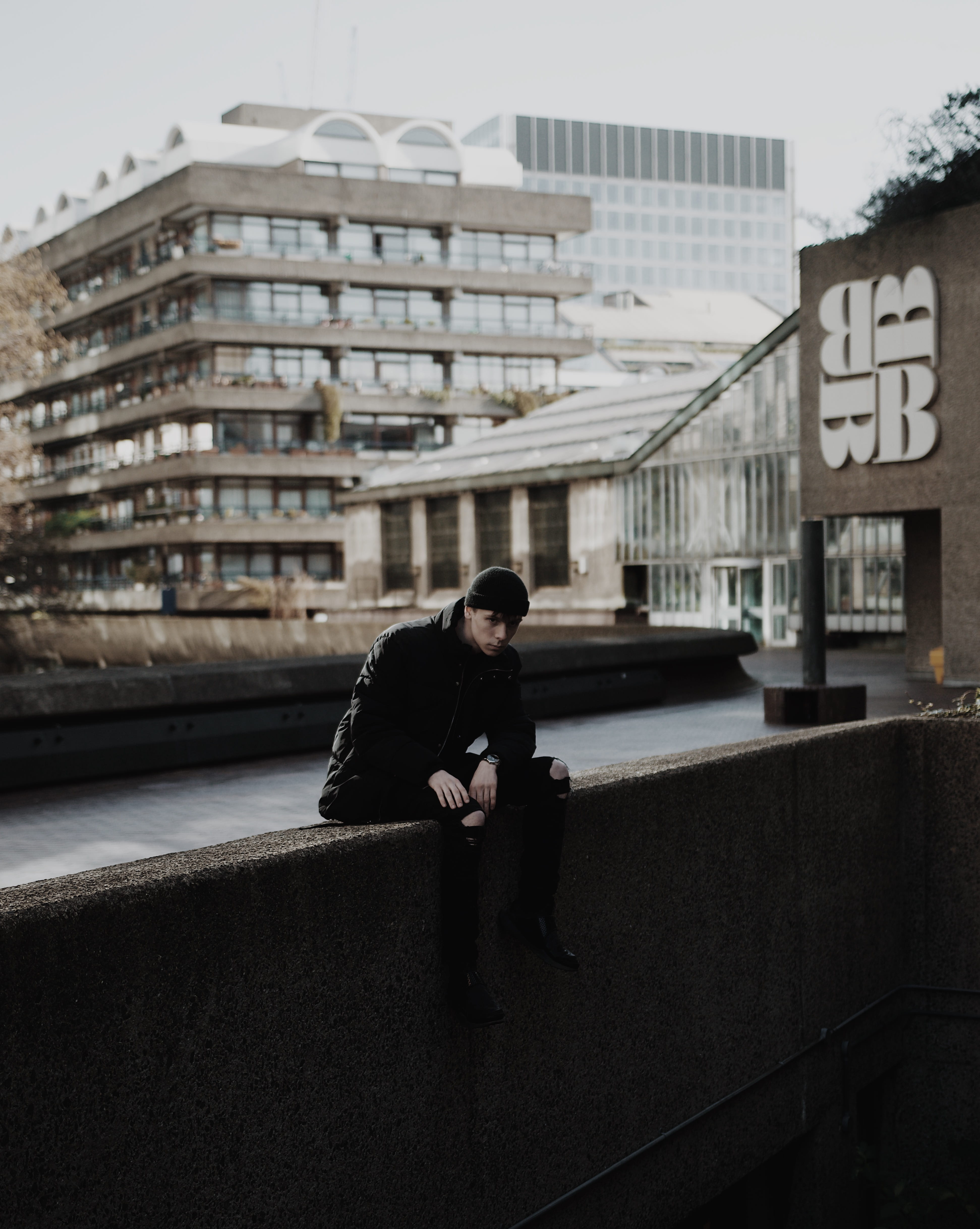 fashion, united kingdom, aesthetic, connection, look, nature, tree, daytime, near, man, barbican centre, full length, lifestyles, contrast, men, built structure, Phone HD Wallpaper