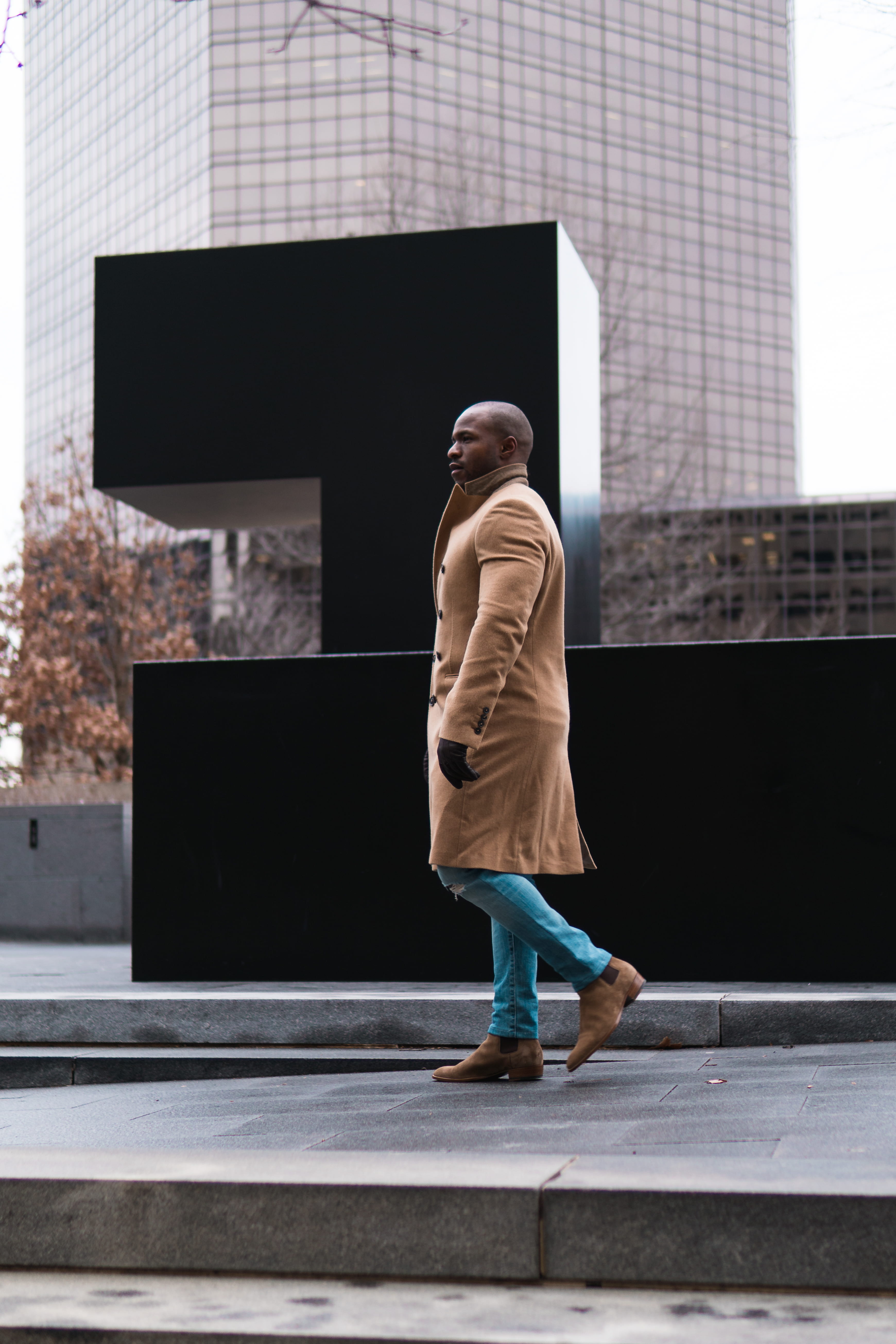 men, portrait, building, black, sculpture, design, walking, near, urban, man, boot, profile, person, pathway, wearing, lifestyles, wall, footpath, architecture, Phone HD Wallpaper