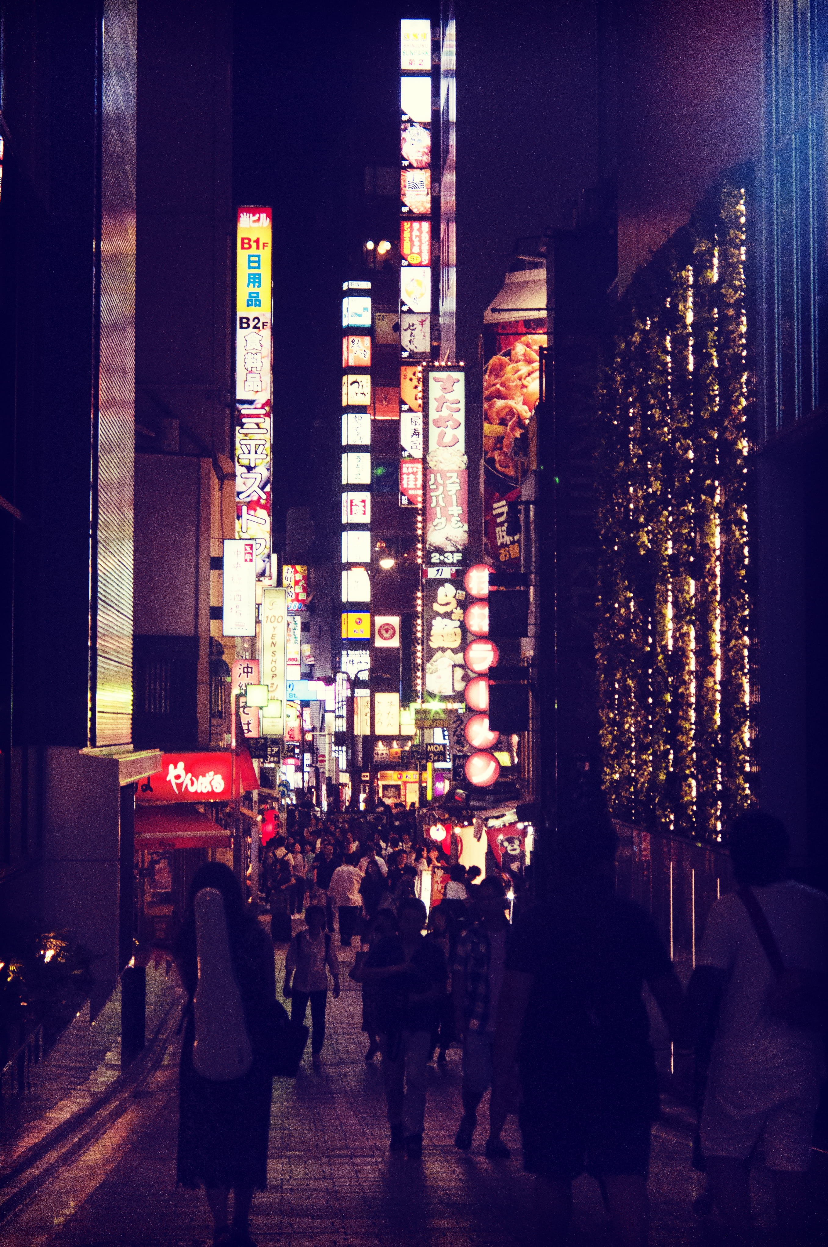 shinjuku, real people, 4K, lifestyles, cityscape, road, luxury, outdoors, architecture, city life, street, izakaya, signboard, skyscraper, people, nightlife, Phone HD Wallpaper