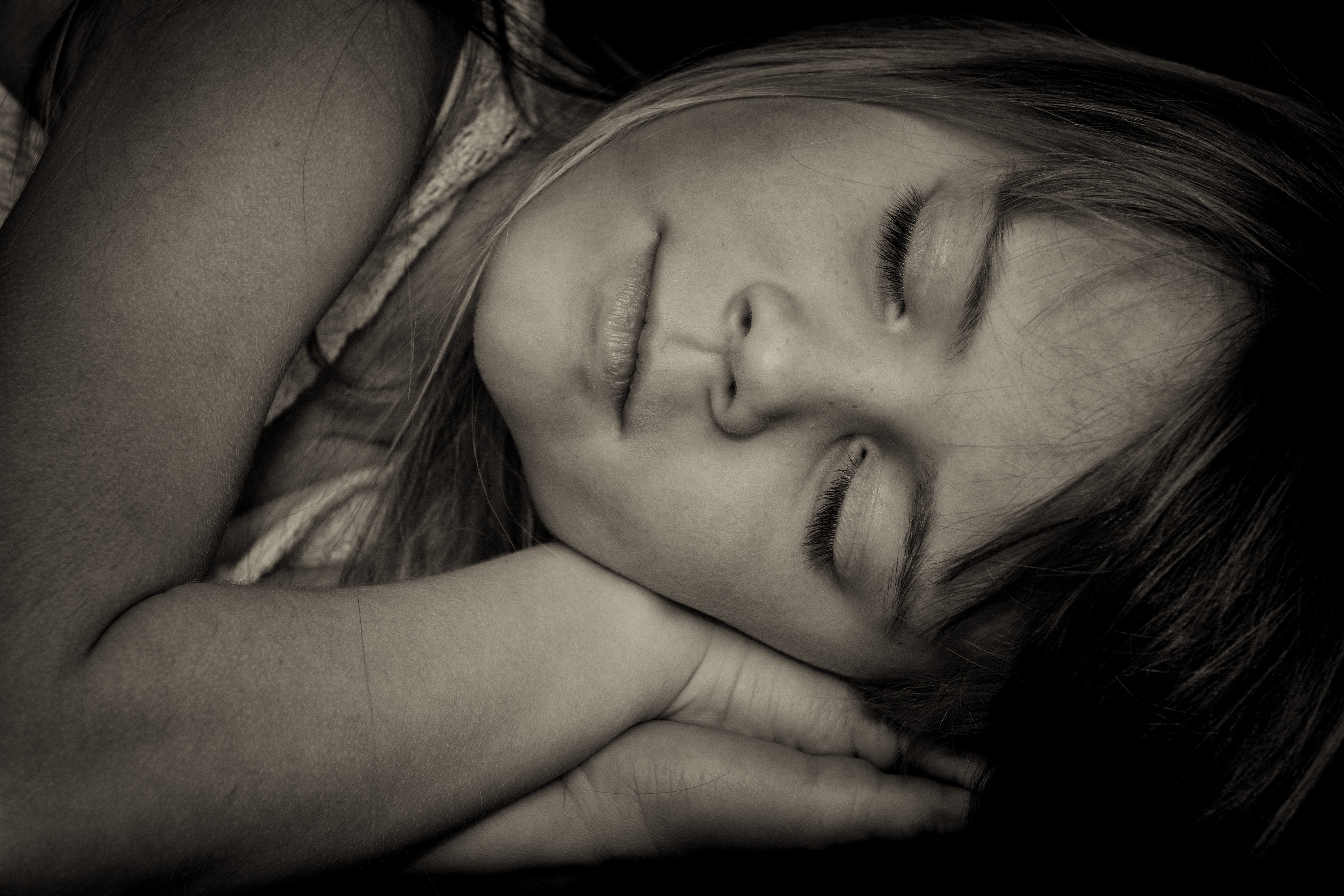 girl, cute, one Person, beauty, human Face, black And White, contemplation, headshot, caucasian Ethnicity, real people, photo, 5K, dark, bed, women, sleeping, HD Wallpaper