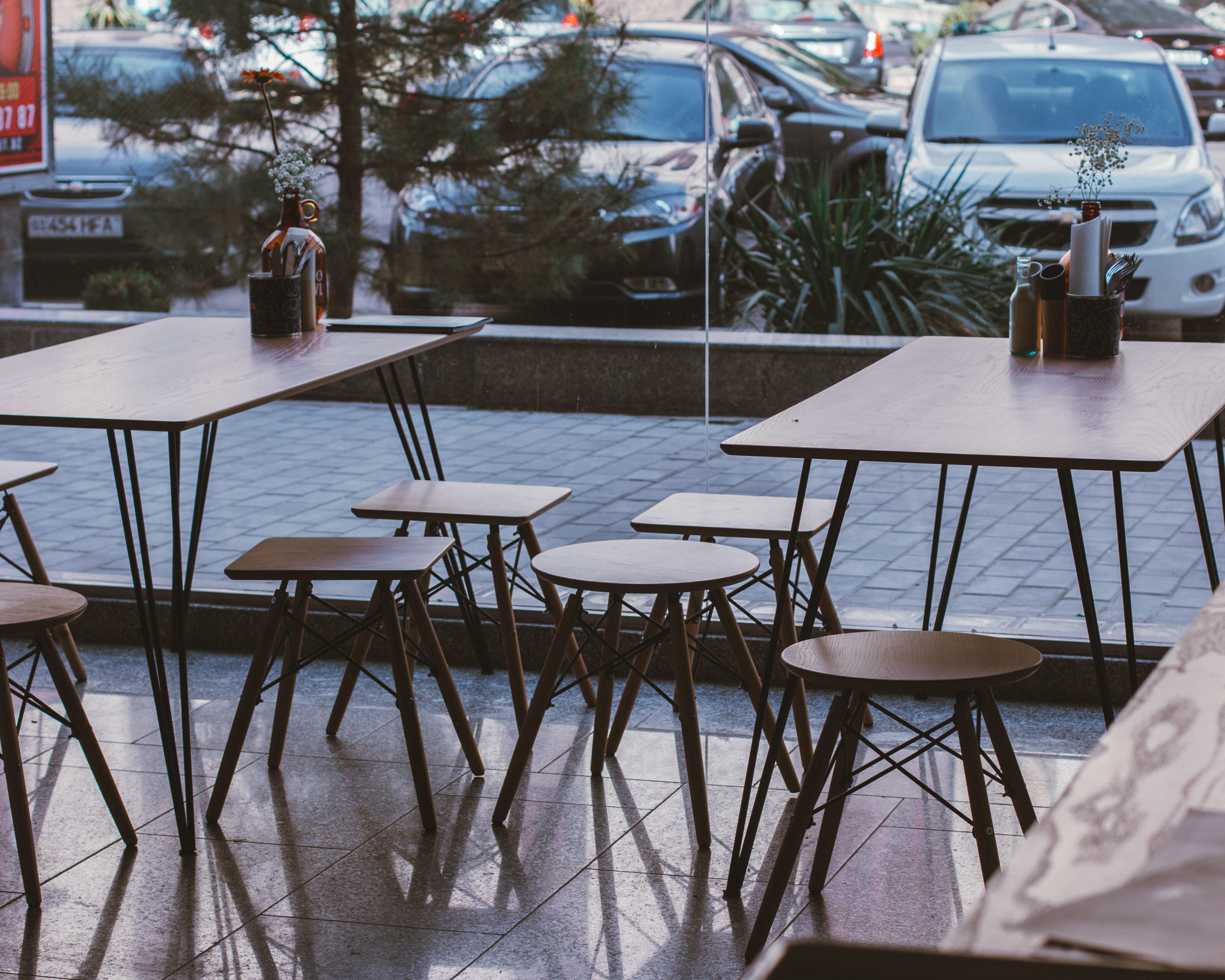 wood, cafe, plant, business, setting, dining table, absence, table, car, seat, wooden, cafeteria, no people, outdoors, restaurant, empty, nature, arrangement, HD Wallpaper