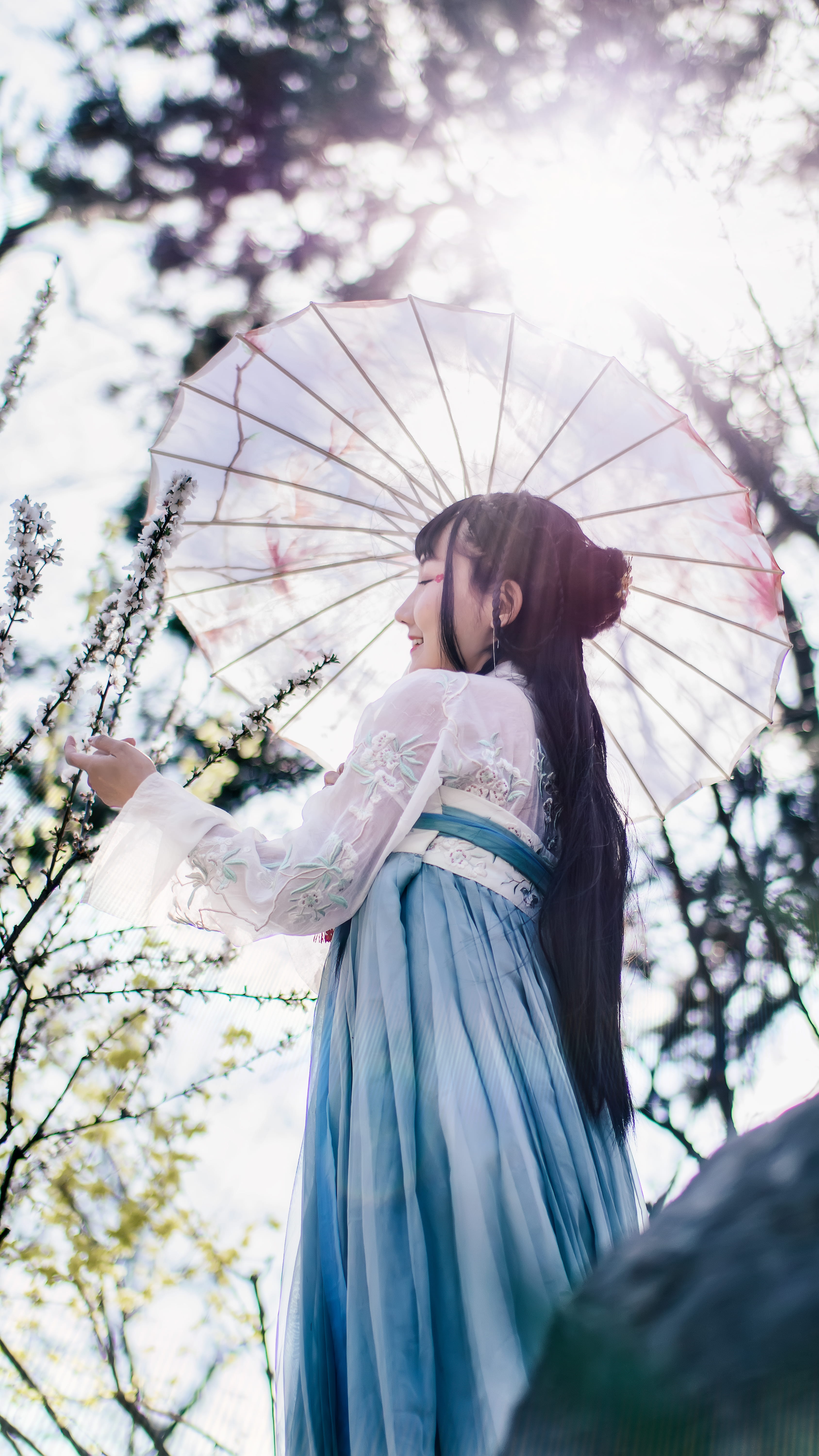 real people, clothing, fashion, kimono, lifestyles, hairstyle, waist up, blonde, one person, holding, nature, child, 古装#气质, young women, teen, plant, low angle view, Phone HD Wallpaper