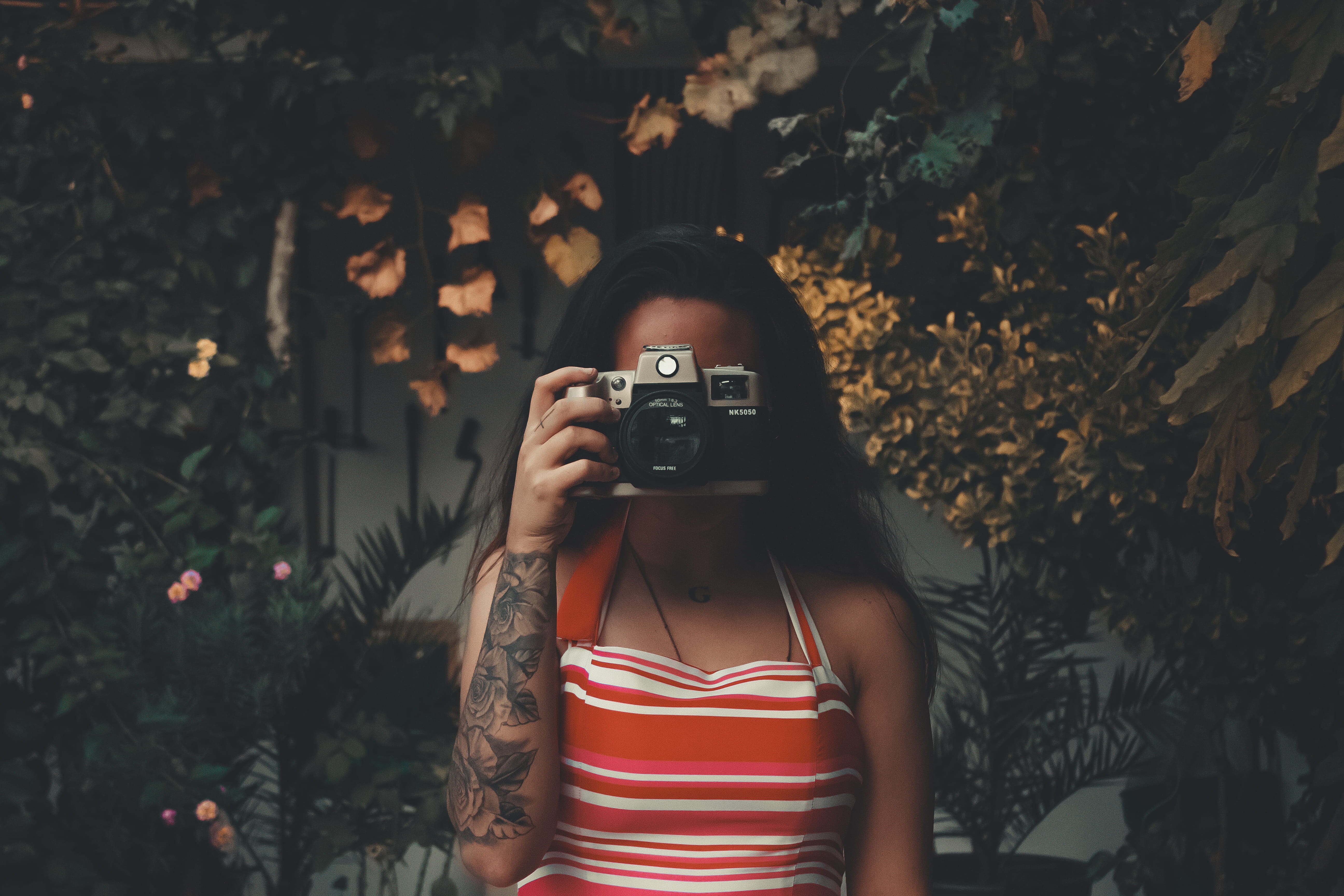 standing, 5K, holding, photography themes, front view, activity, girl, arm, camera, vintage, woman, tree, lady, beside, hidden, spanish, women, tattoo, HD Wallpaper