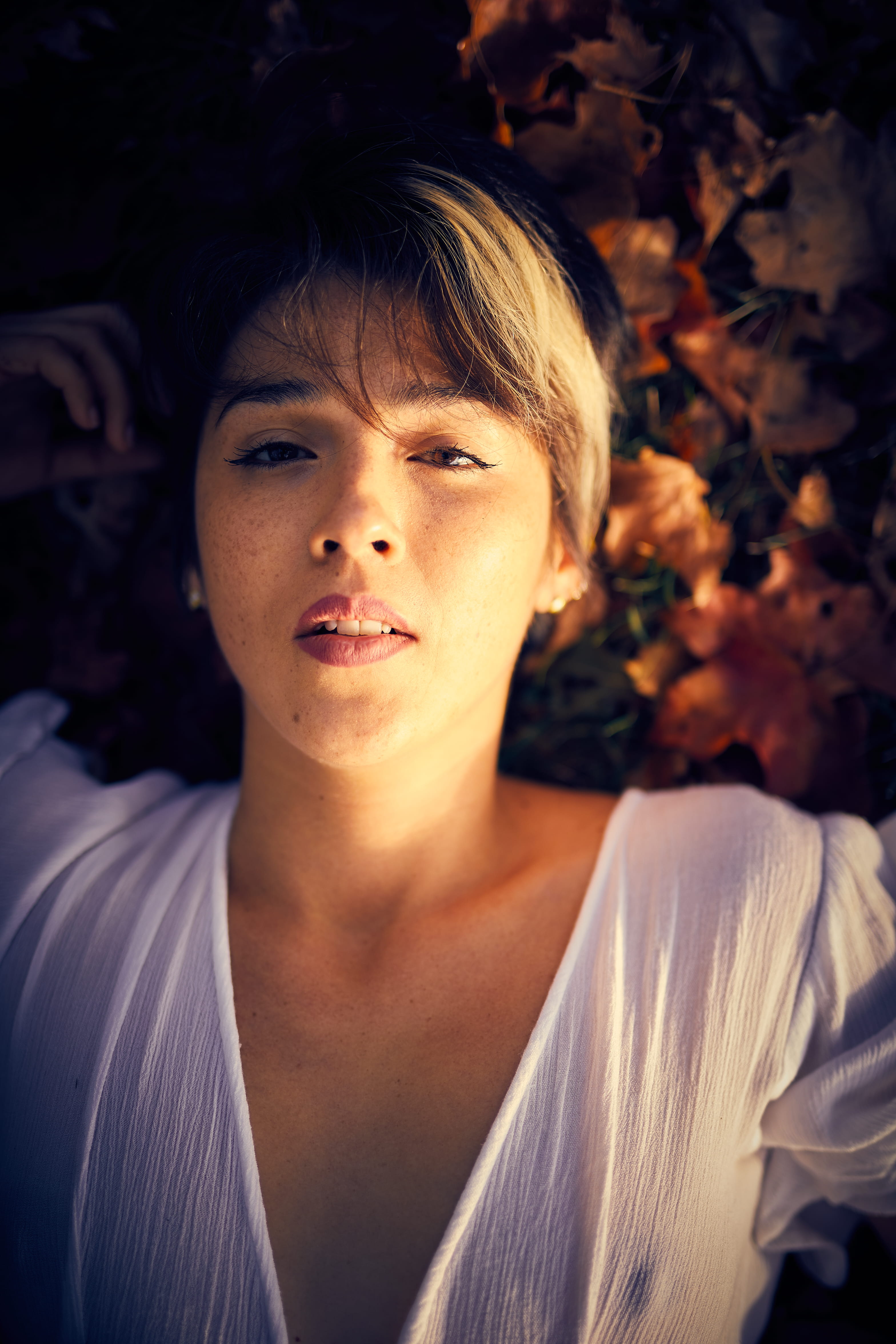 nature, brown hair, spanish, girl, young adult, 4K, contemplation, romance, fall, freckle, women, leaf, adult, close-up, focus on foreground, hairstyle, Phone HD Wallpaper