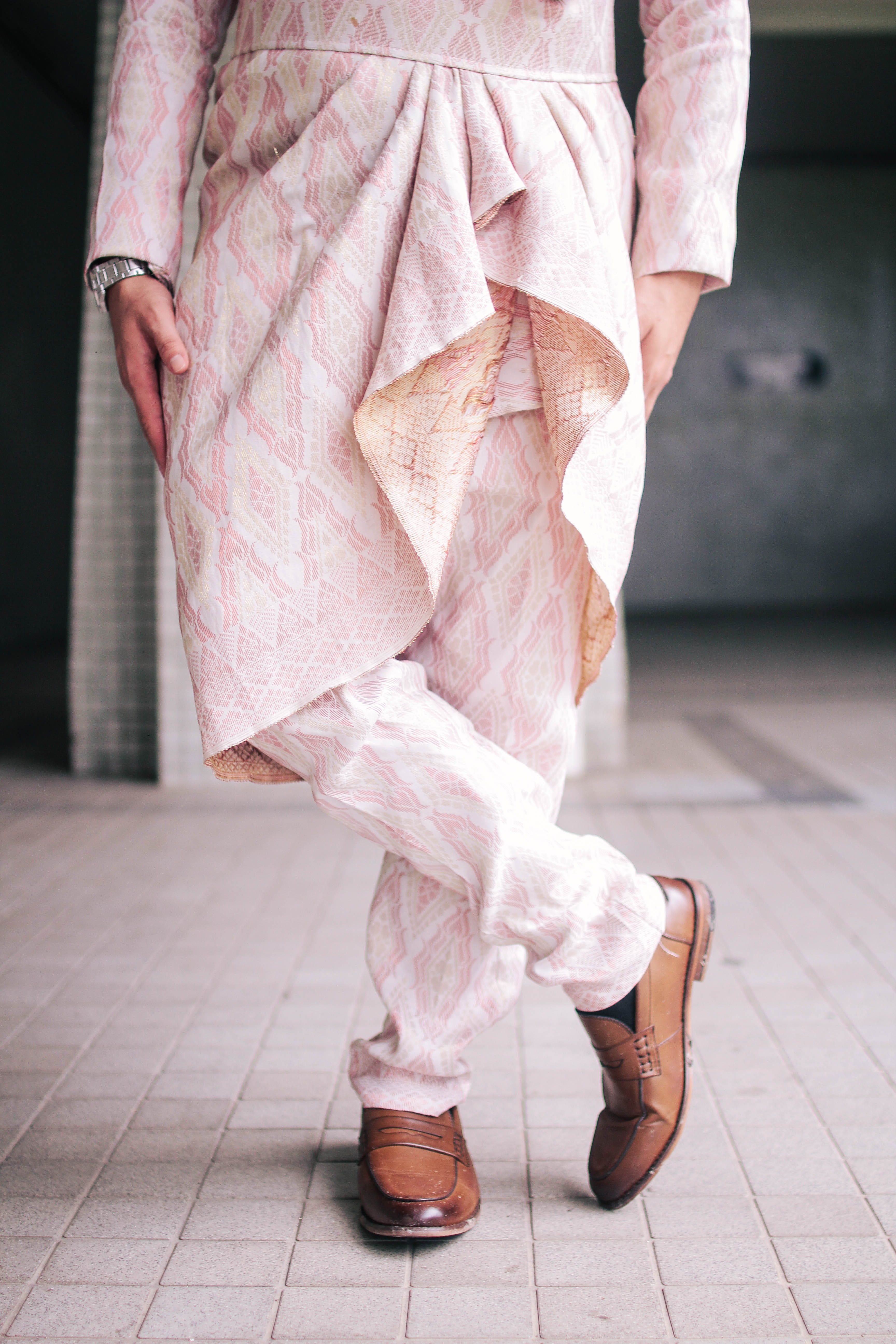 sleeve, women, kimono, human leg, real people, sandal, human foot, flooring, one person, body part, pink color, tiled floor, female, apparel, ankle, human, Phone HD Wallpaper