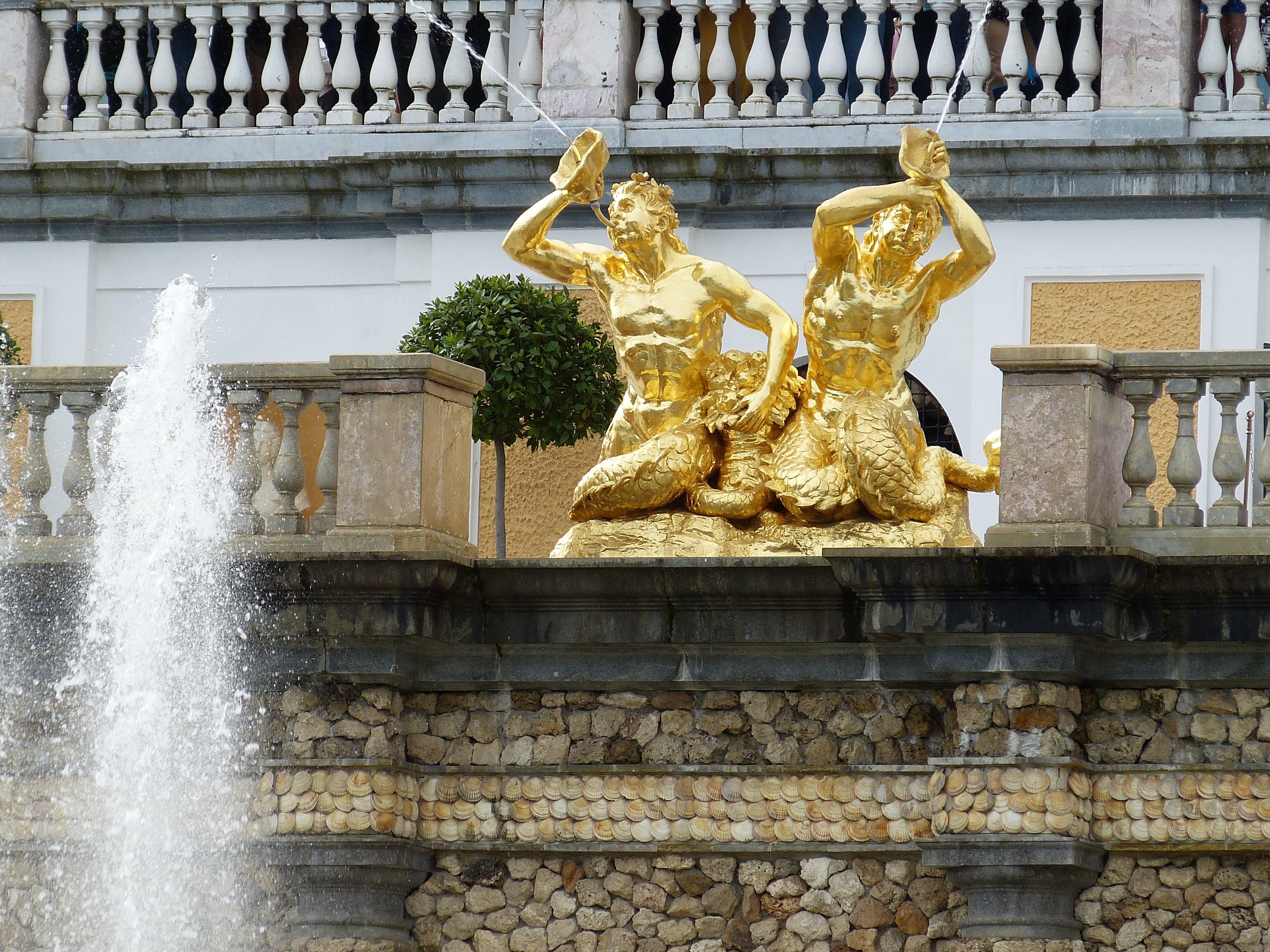 outdoors, building, castle, sculpture, creativity, male likeness, flowing water, fountain, figure, palace, architecture, no people, st petersburg, built structure, HD Wallpaper