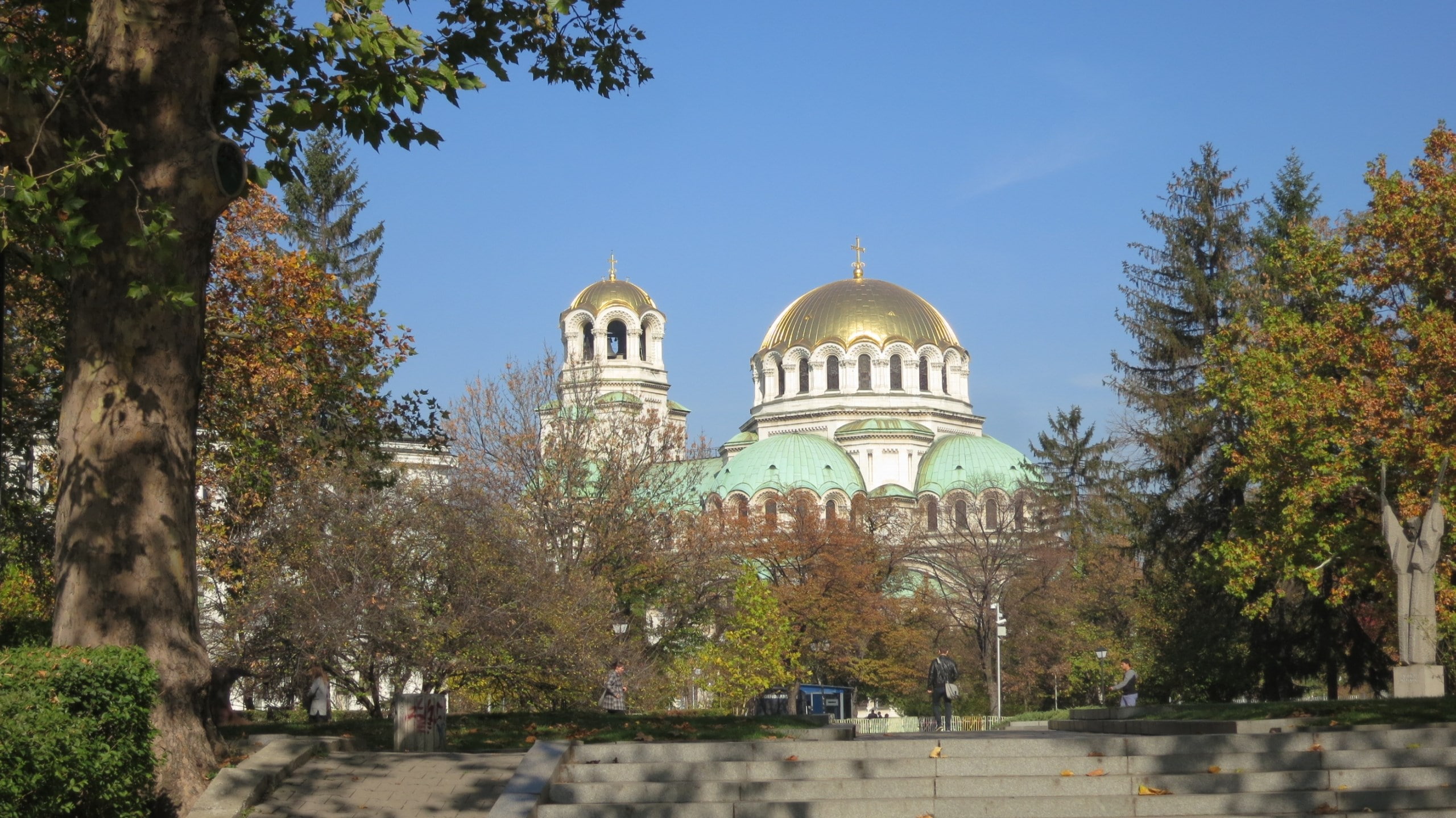 travel, alexander nevsky cathedral sofia, 2K, no people, built structure, outdoors, architecture, religion, plant, day, sky, green color, history, belief, HD Wallpaper