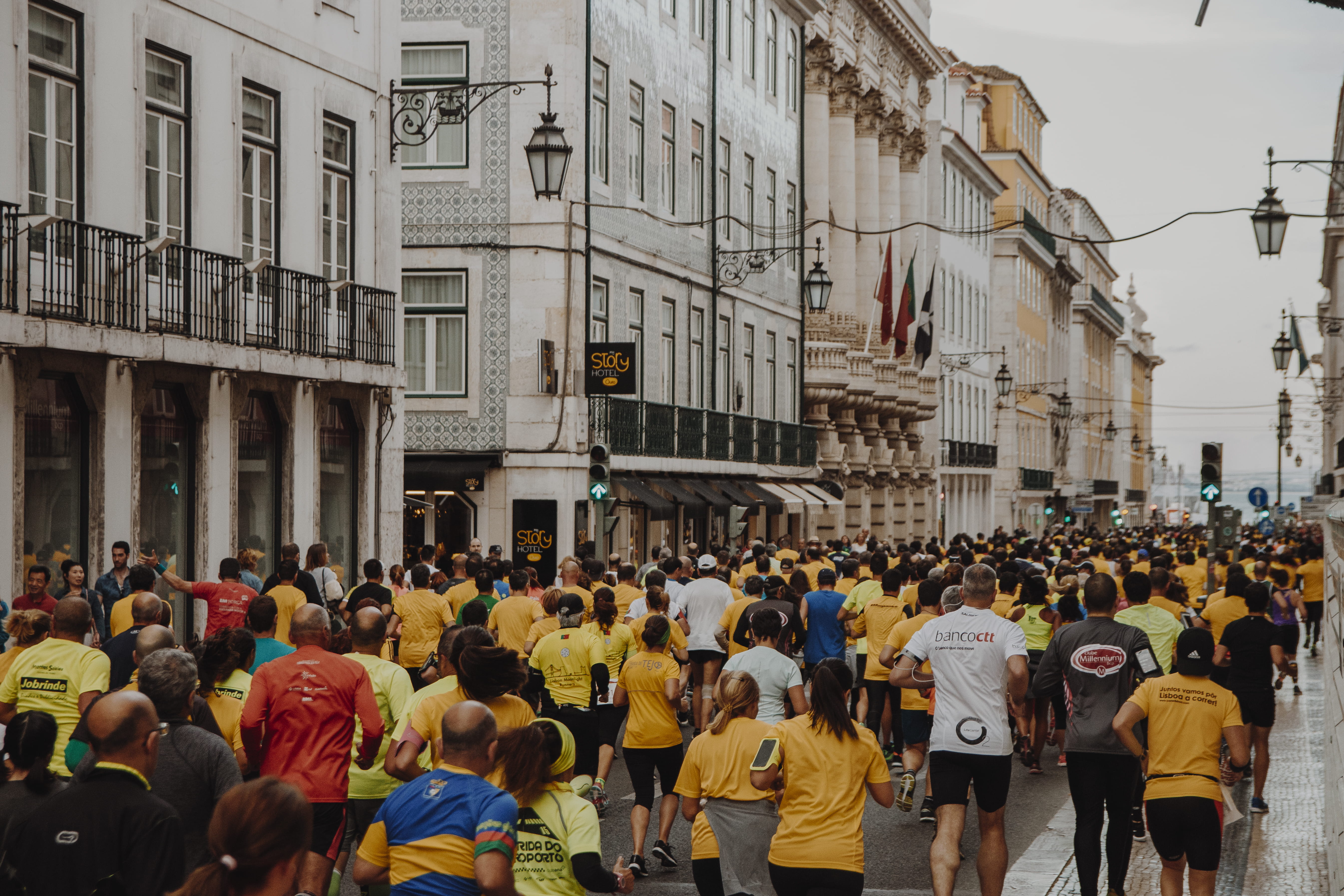 real people, marathon, urban, women, parade, crowd, adult, person, daytime, day, large group of people, lifestyles, human, 5K, buildings, road, street, HD Wallpaper