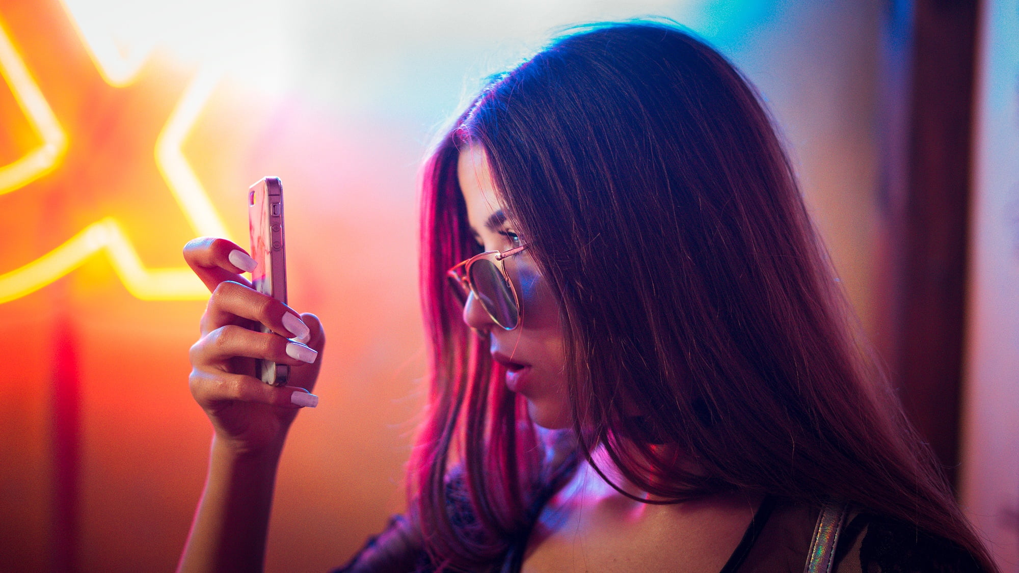 sunglasses, technology, portrait, focus on foreground, one person, performance, music, brown hair, young adult, women, teenager, long hair, beautiful woman, HD Wallpaper
