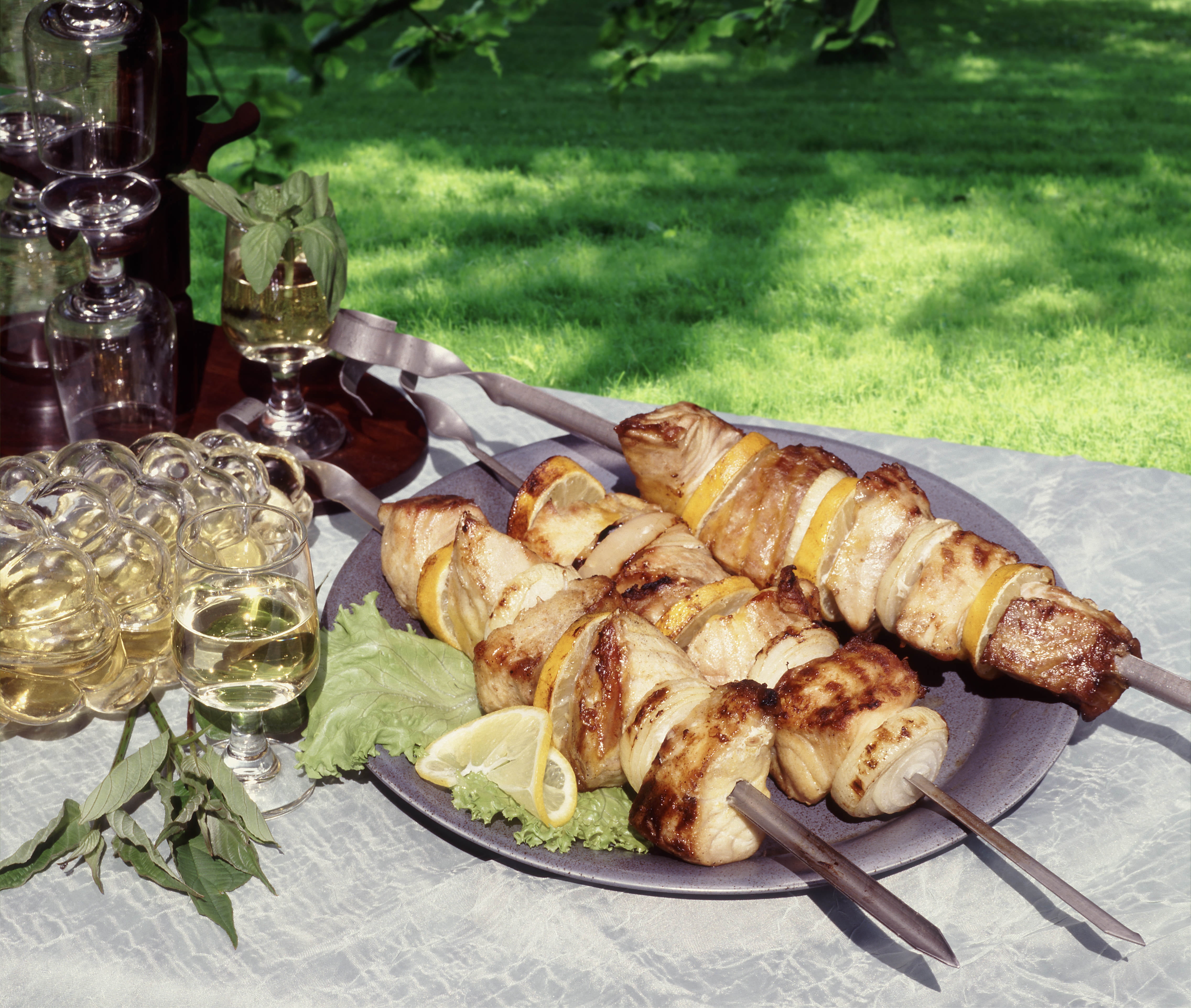 meal, 4K, chicken meat, crockery, table, garden party, household equipment, meat, roast chicken, white meat, kebob, freshness, drink, plate, tray, drinking glass, HD Wallpaper