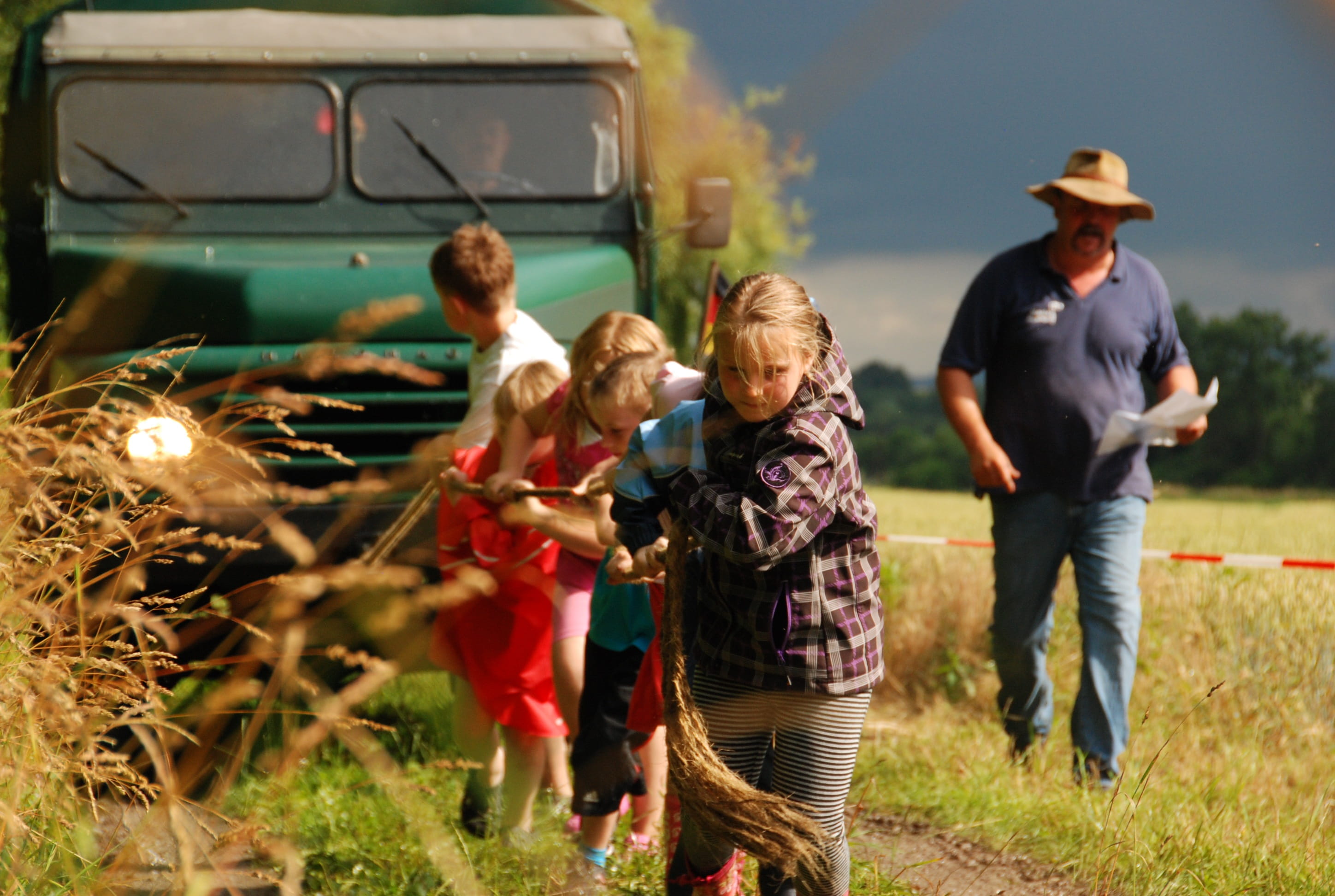 children firmly, agriculture, females, field, non-Urban Scene, sommerfest, child, men, 2K, Tug Of War, full length, group of people, mid adult, males, HD Wallpaper