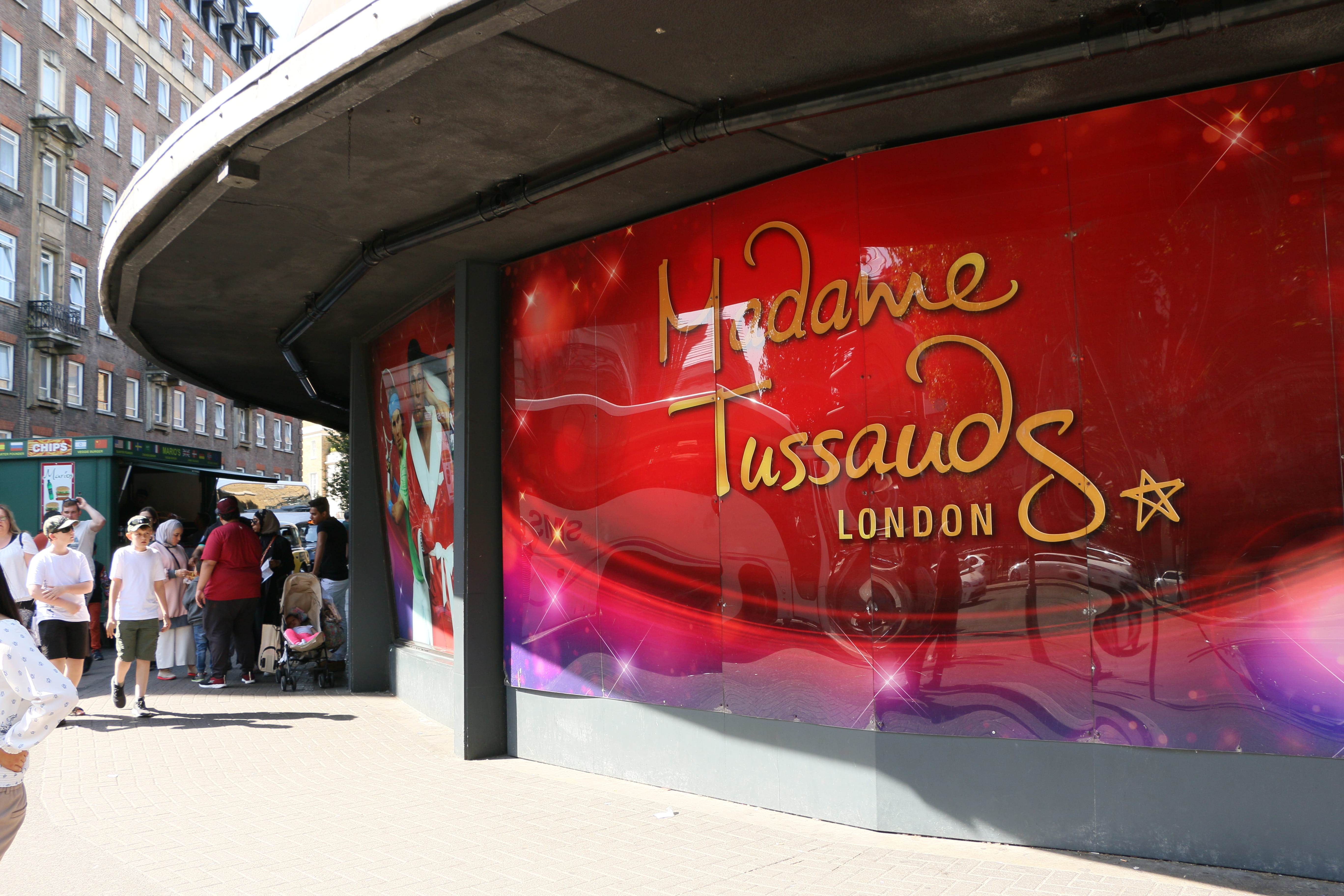 street, london, text, group of people, real people, city, men, 5K, communication, city life, day, sight, sunlight, madame tussauds, landmark, united kingdom, HD Wallpaper