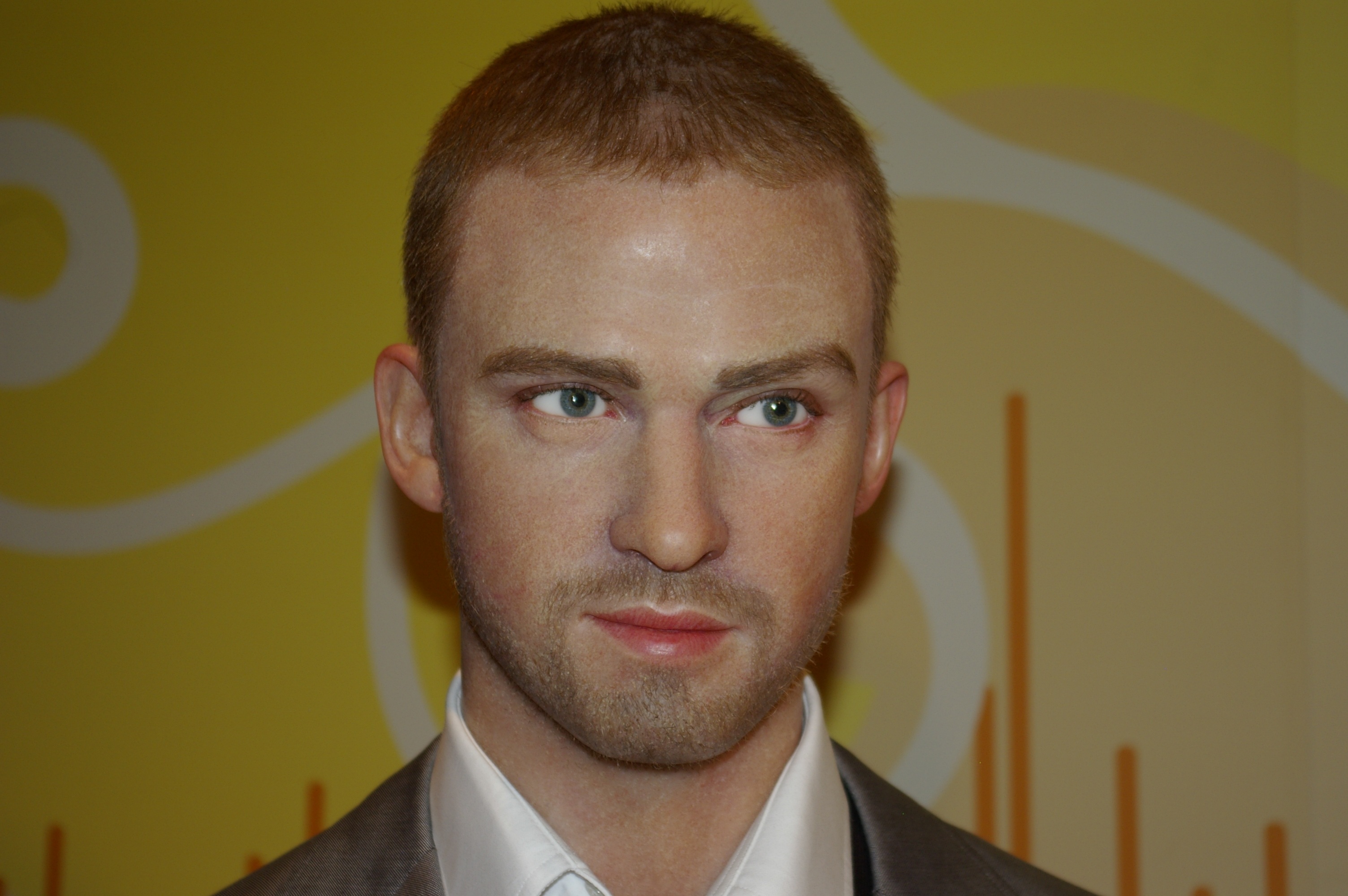 singer, real people, american, one person, headshot, yellow, human face, close-up, justin, beard, lifestyles, wall - building feature, wax figure, indoors, HD Wallpaper