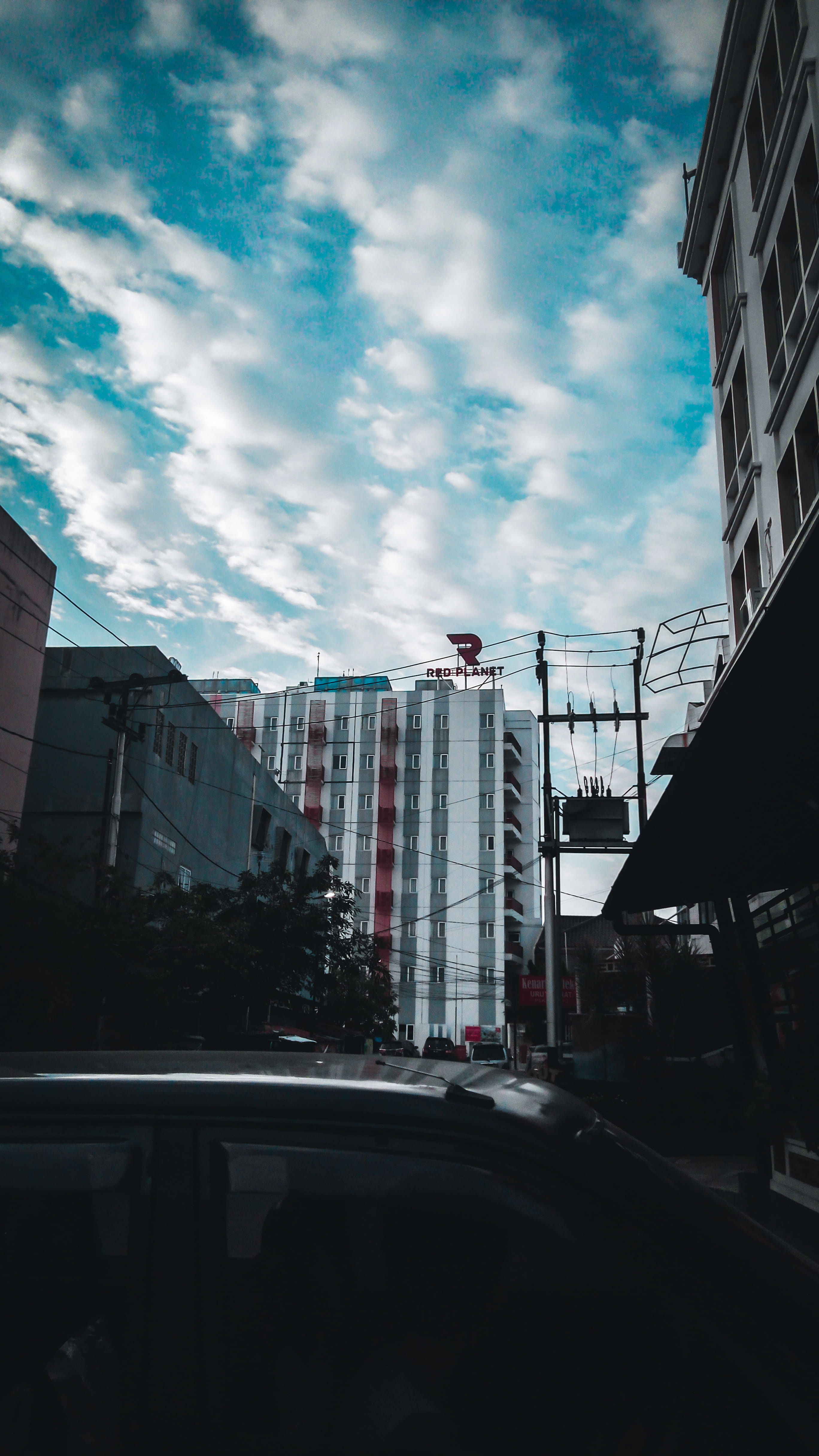 transportation, 4K, car, pekanbaru, glass - material, outdoors, office building exterior, city, indonesia, street, built structure, building, motor vehicle, Phone HD Wallpaper
