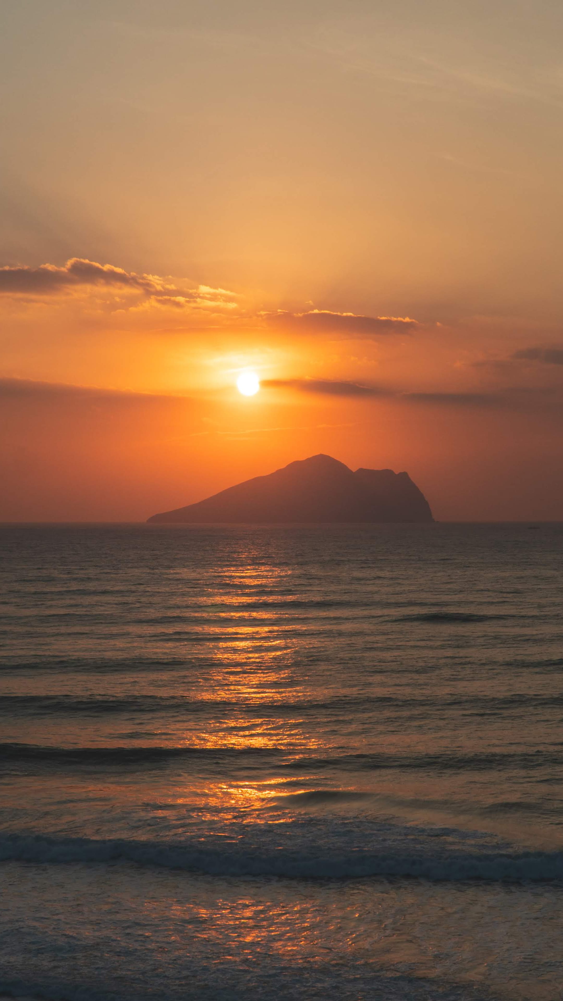taiwan, sunlight, yilan, island, sky, dusk, sunset, horizon over water, no people, 4K, red sky, mountain, beach, idyllic, orange color, flare, turtle island, Phone HD Wallpaper