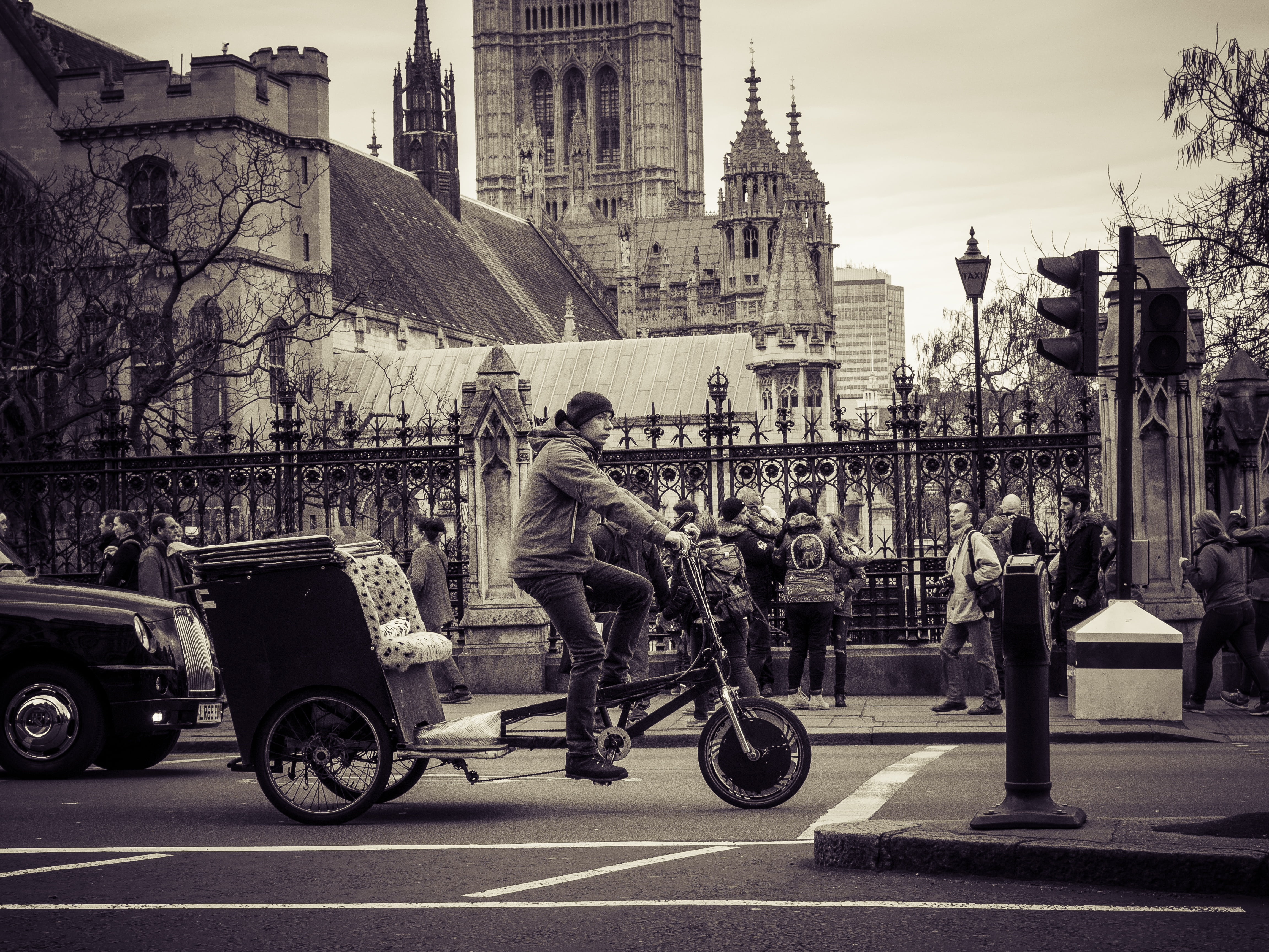 risk, real people, 4K, outdoors, riding, full length, building, architecture, black and white, city street, men, urban, road, mode of transportation, day, HD Wallpaper