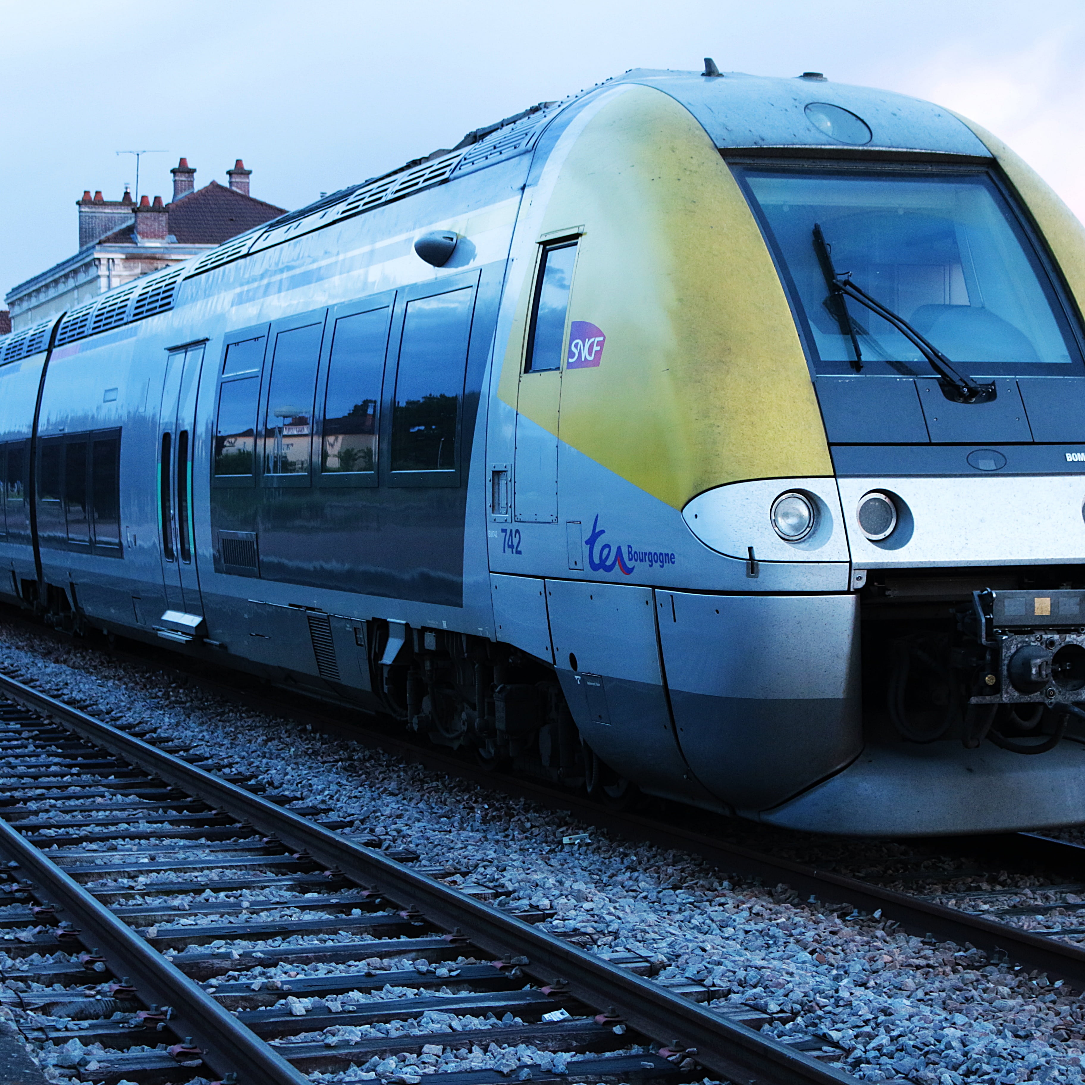 railroad station, public transportation, mode of transportation, paris, land vehicle, journey, stationary, arrival, railway, rail transportation, passenger, Phone HD Wallpaper