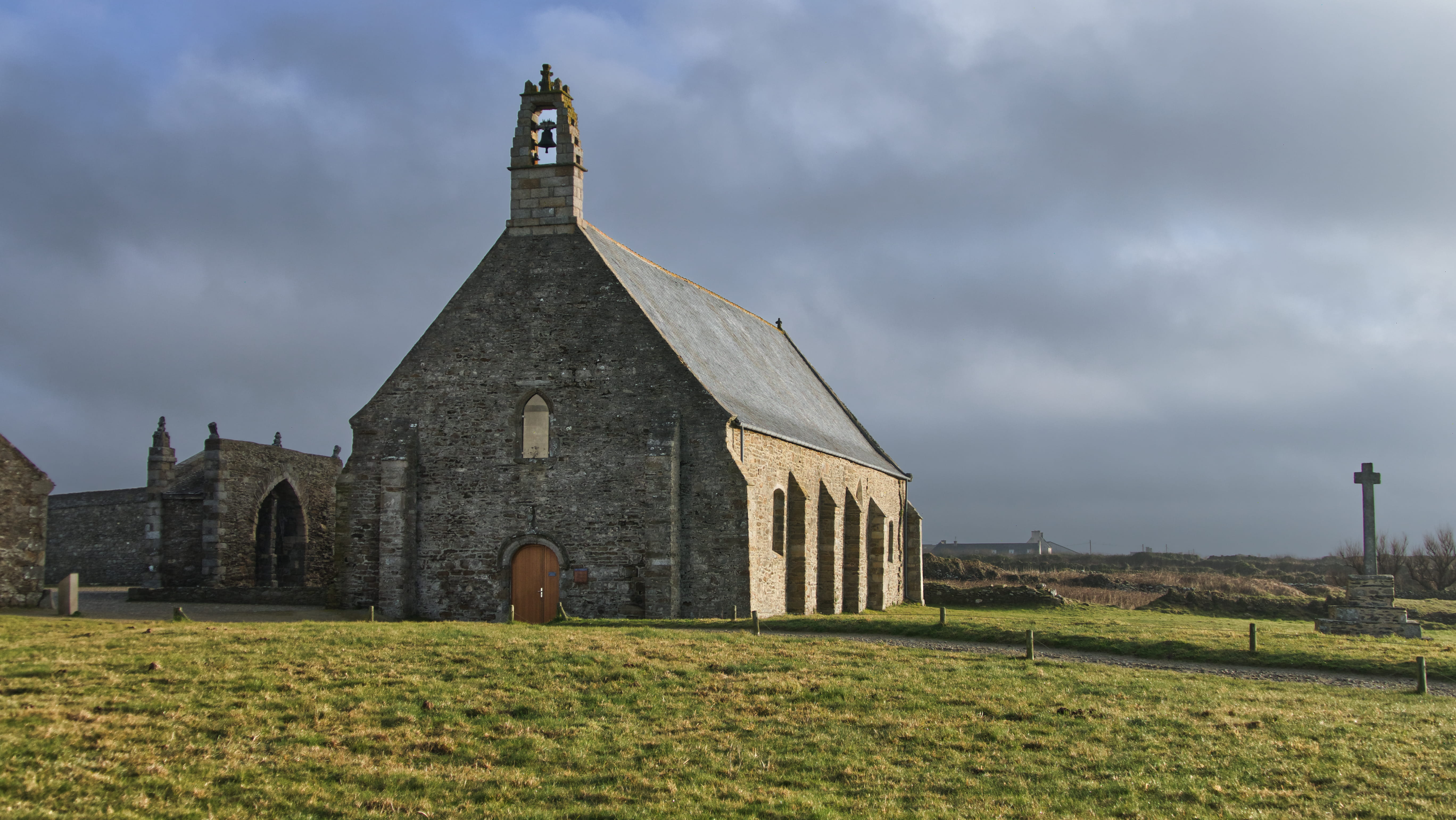 plant, architecture, tower, day, no people, sky, the past, built structure, cottage, church, religion, steeple, spirituality, belief, spire, lawn, concrete, HD Wallpaper