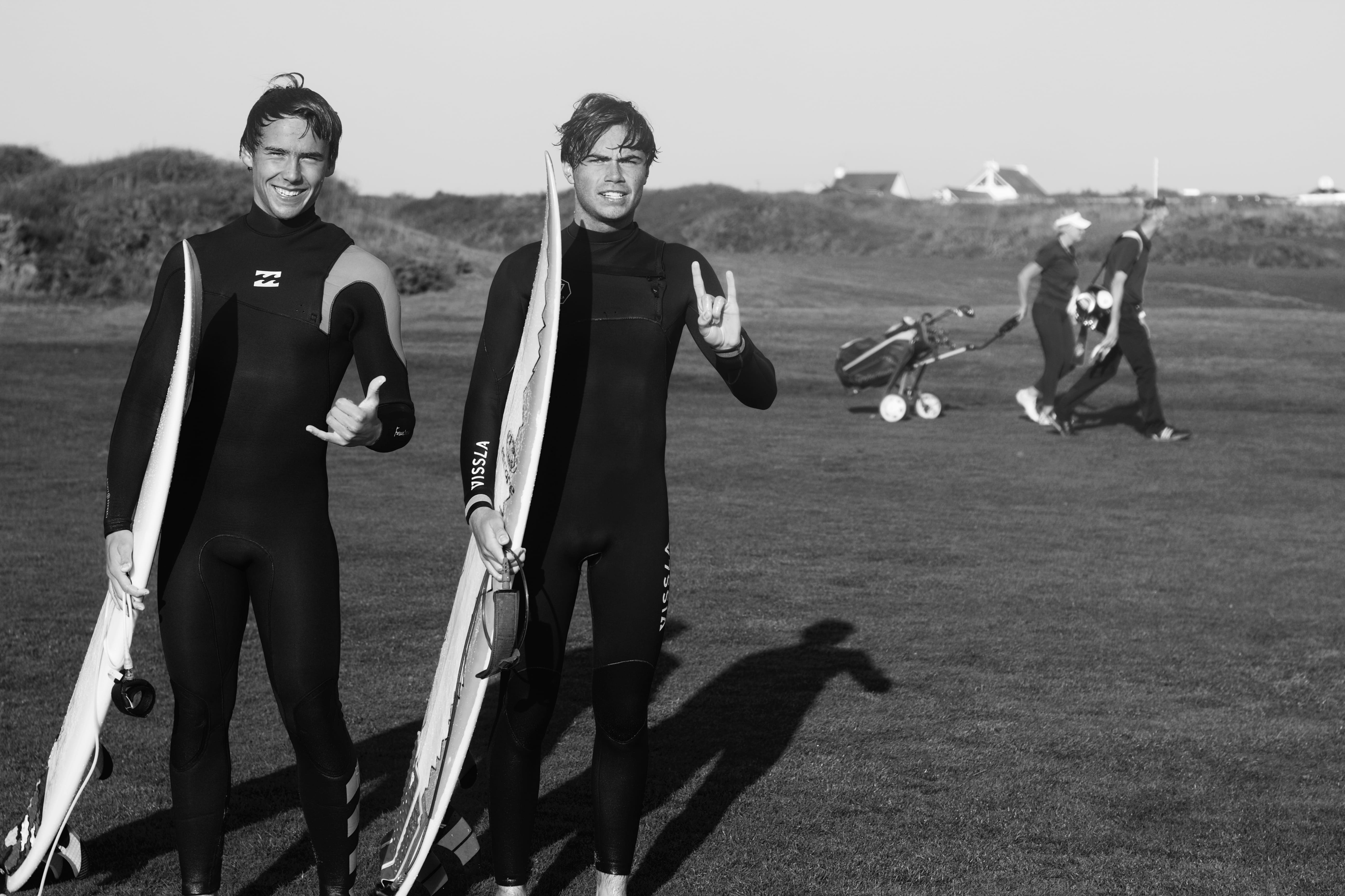 green, photo, togetherness, bretagne, young men, land, men, golf, sea, france, leisure activity, board, smile, young adult, full length, peoples, surf, HD Wallpaper