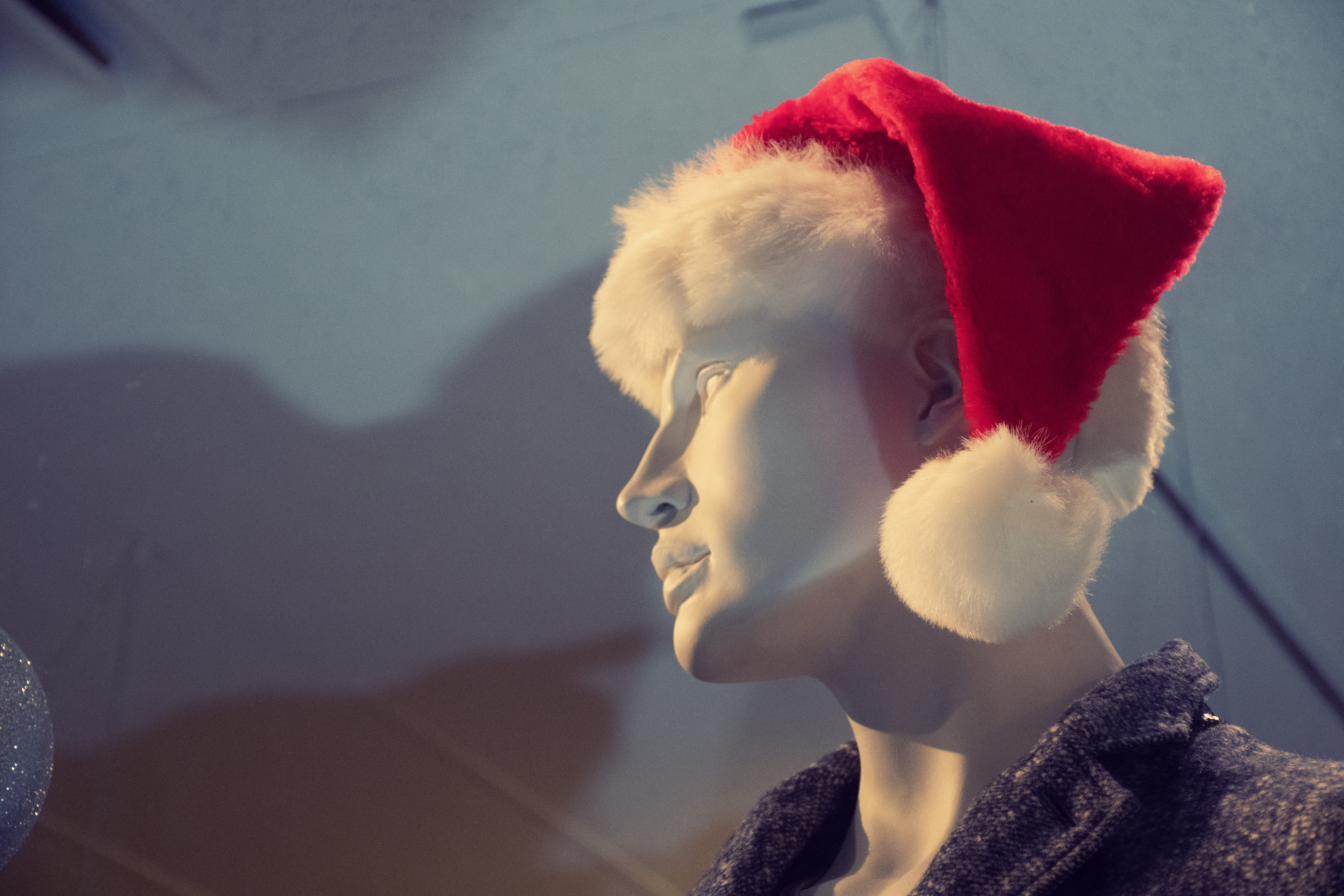 indoors, one person, santa claus, manikin, santa hat, costume, santa, celebration, male, winter, mannequin, fashion, headshot, toy, adult, hat, red, holiday, HD Wallpaper