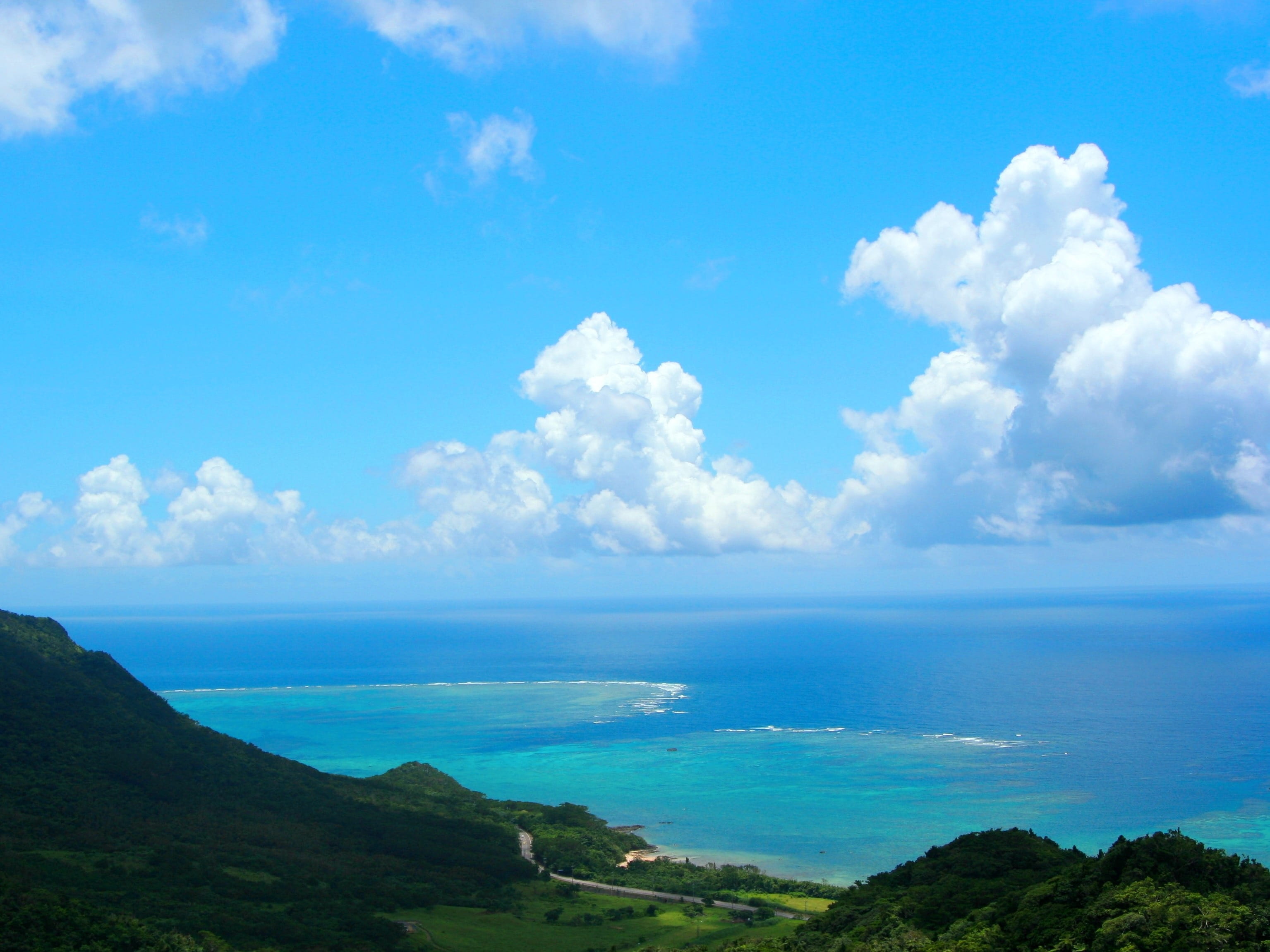cloudscape, cloud - Sky, green, grassland, scenics, Sea, white, pacific, island, Coral Reefs, summer, green Color, pass, turquoise colored, land, outdoors, HD Wallpaper