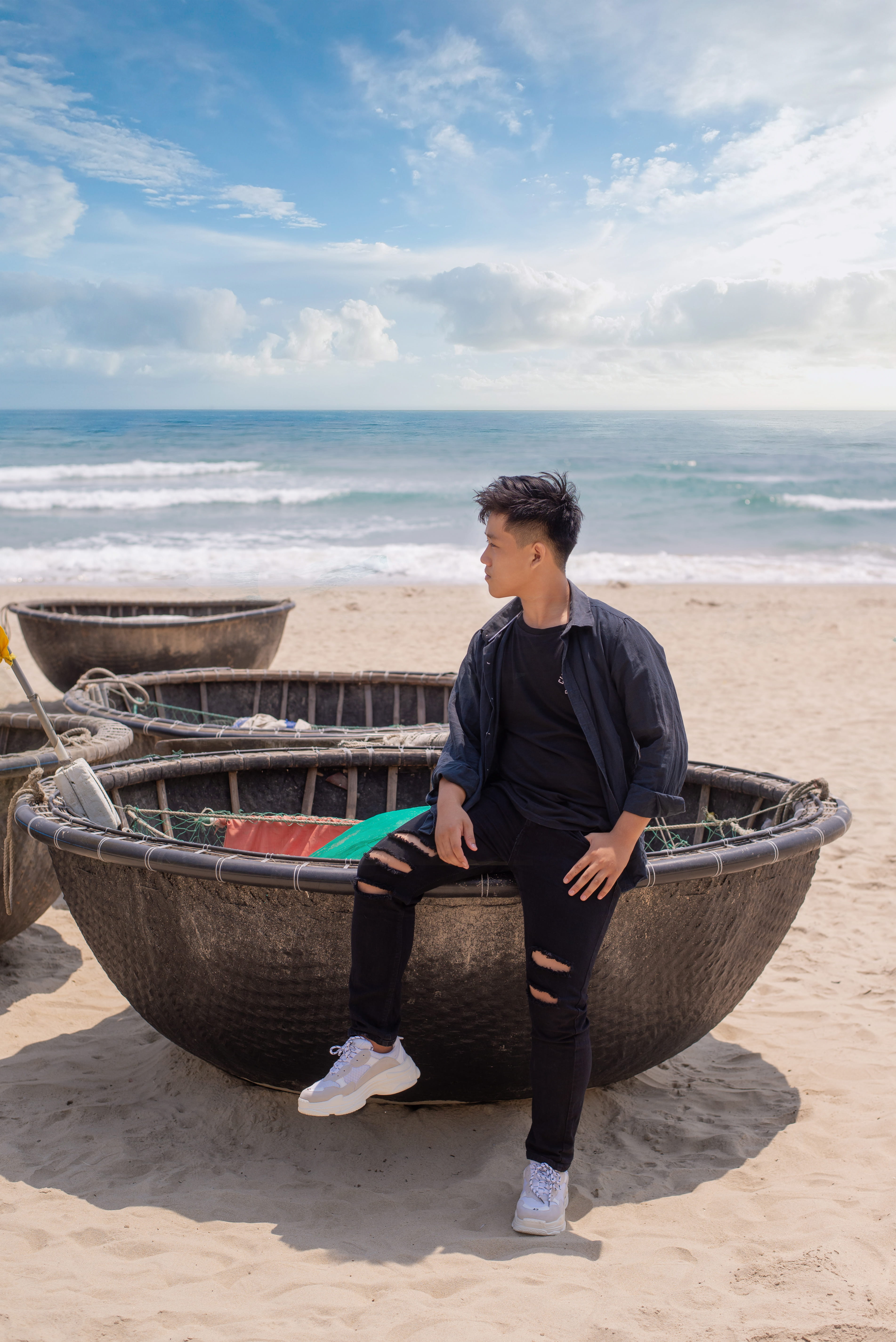 boats, scenic, 5K, landscape, leisure activity, water, sitting, horizon over water, horizon, real people, watercrafts, outdoor, young men, beauty in nature, Phone HD Wallpaper