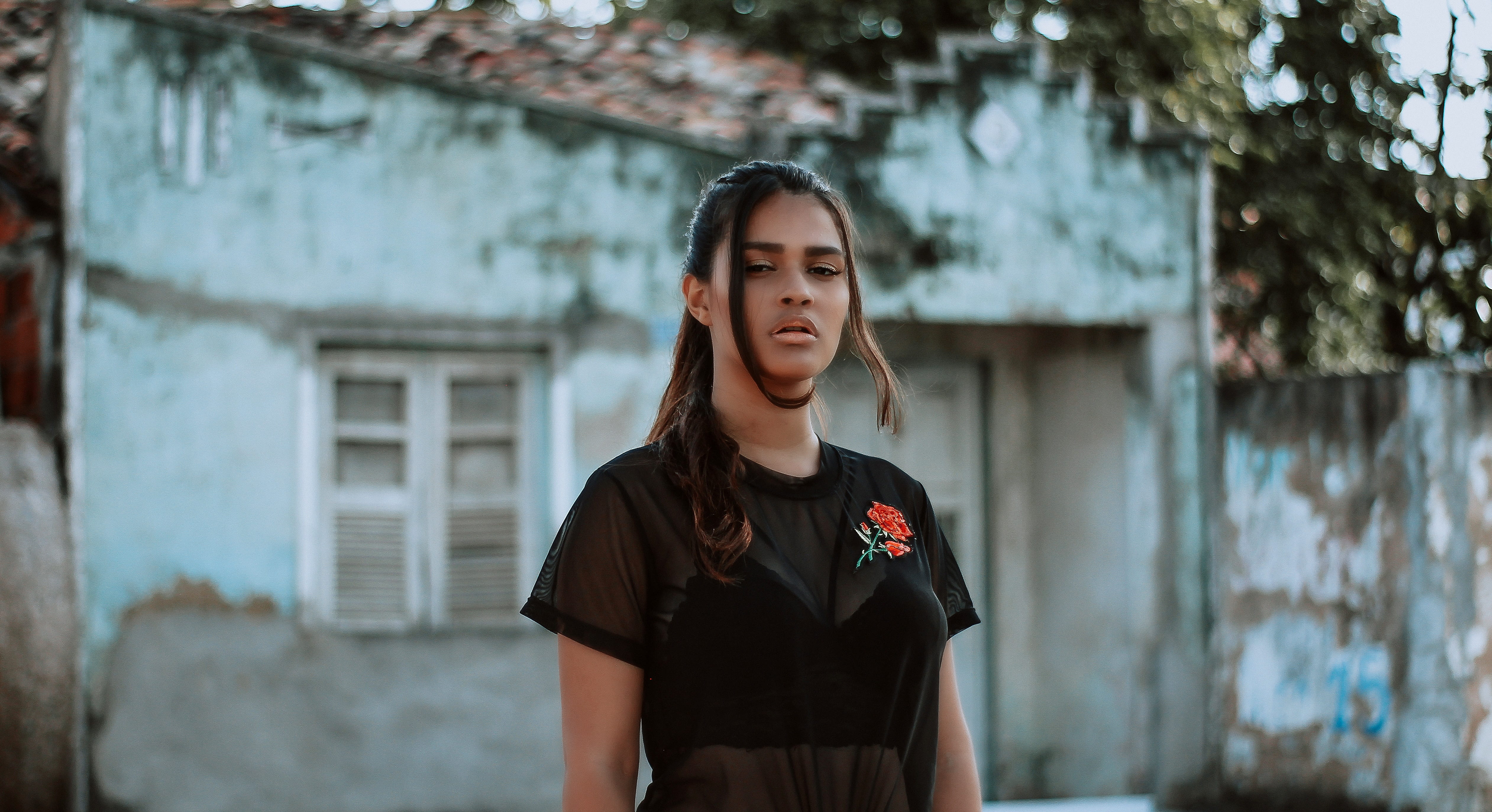 portrait, building, lifestyles, modoretrato, built structure, female, essay, hair, looking, waist up, hairstyle, one person, home, brazil, composition, HD Wallpaper