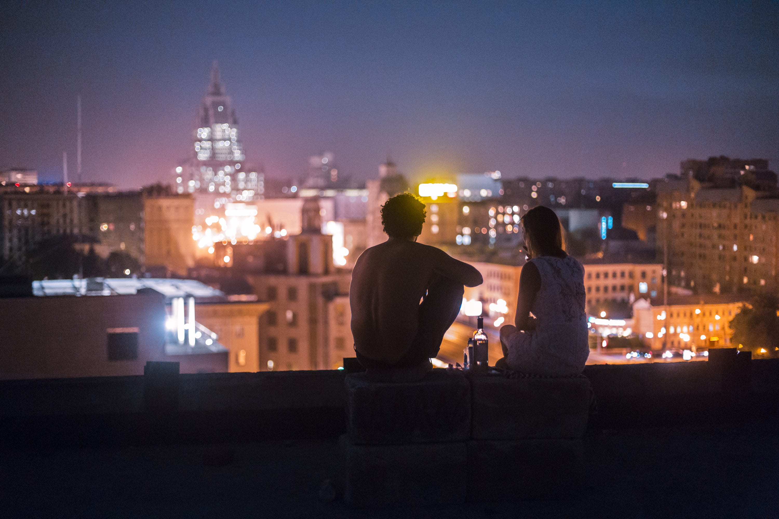 rise, building, top, looking out, people, looking, positive emotion, outdoors, sky, city, women, selective, focus, young adult, built structure, man, rooftop, HD Wallpaper
