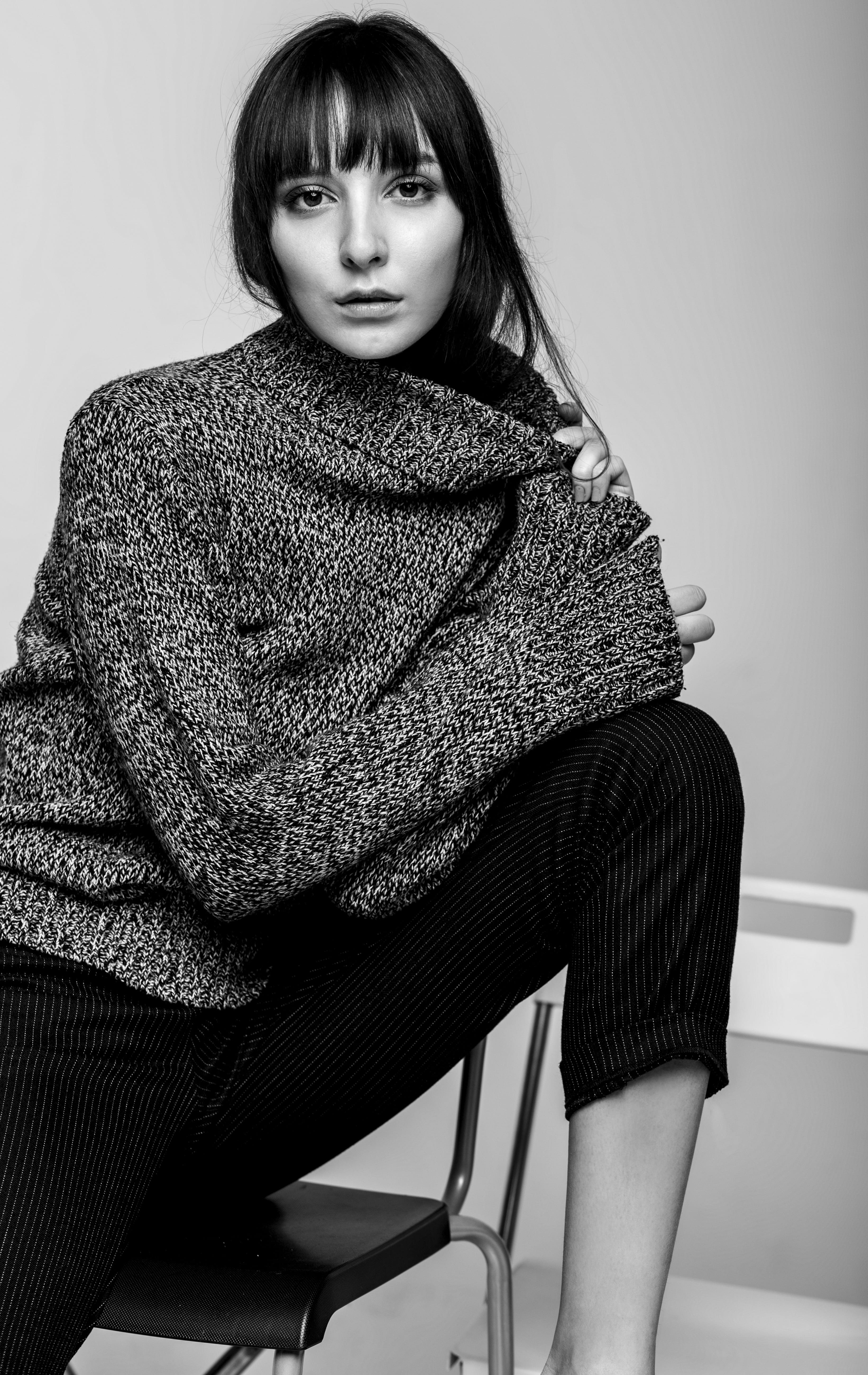 lady, front view, young, fashion, modern, grown up, female, girl, beautiful woman, one person, sitting, one, fashion look, test, woman, model, seat, insulated, Phone HD Wallpaper
