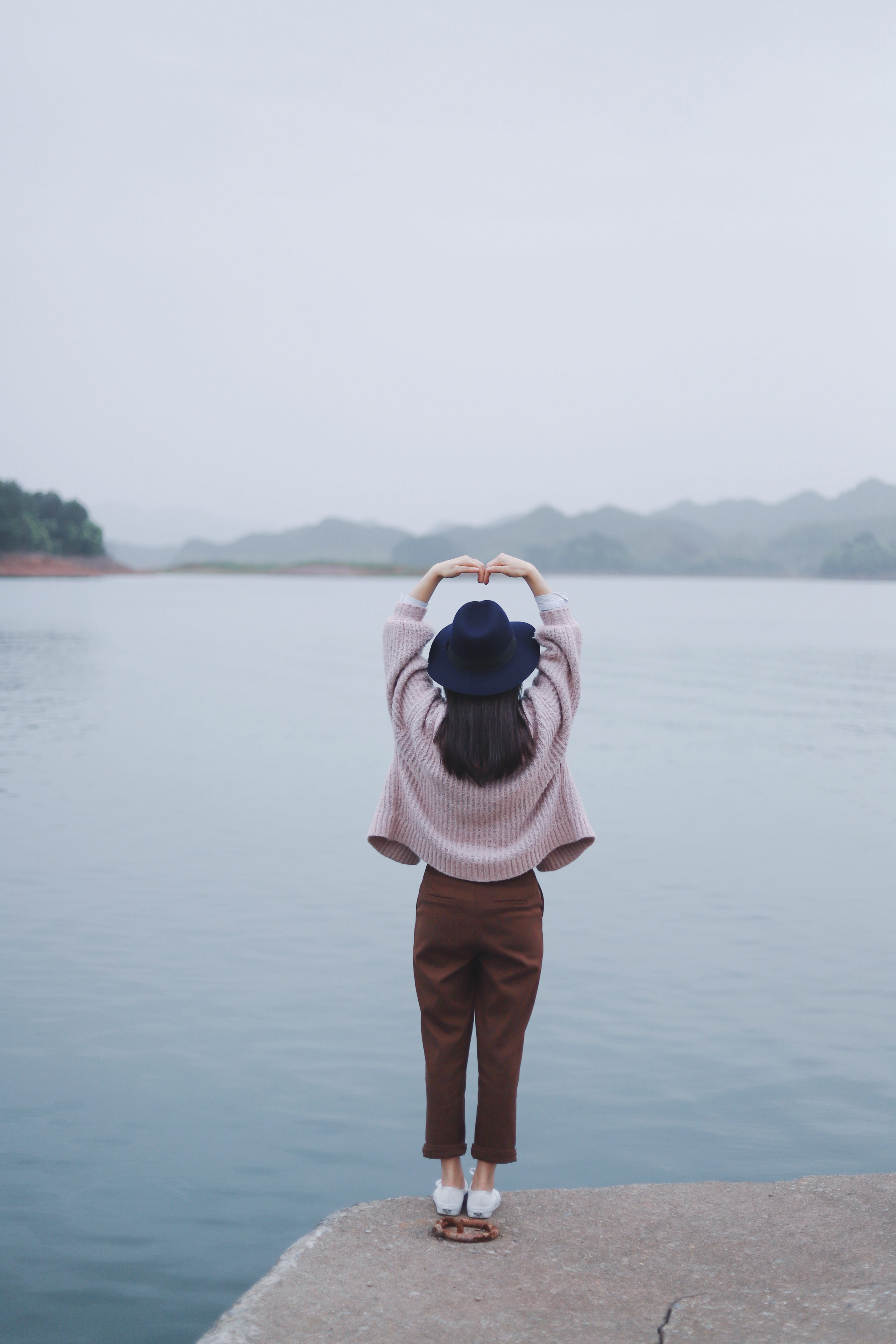 play, rear view, back, sky, heart, travel, lifestyles, real people, body, beside, taking, hat, mood, looking at view, female, standing, lift, fashion, mountain, Phone HD Wallpaper