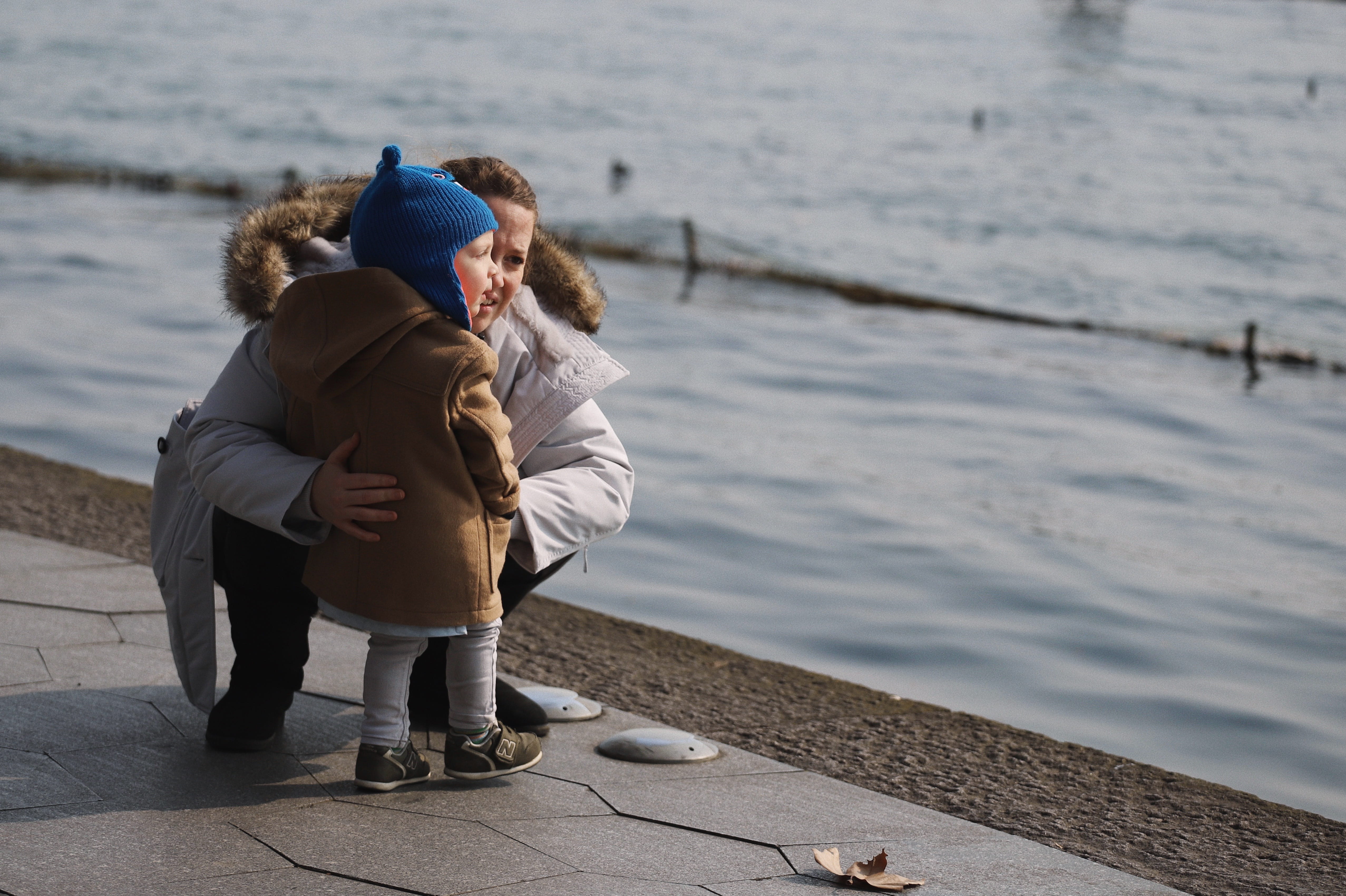 childhood, real people, person, innocence, bay, toddler, boy, day, sitting, leisure activity, beside, warm clothing, togetherness, women, daytime, girls, HD Wallpaper