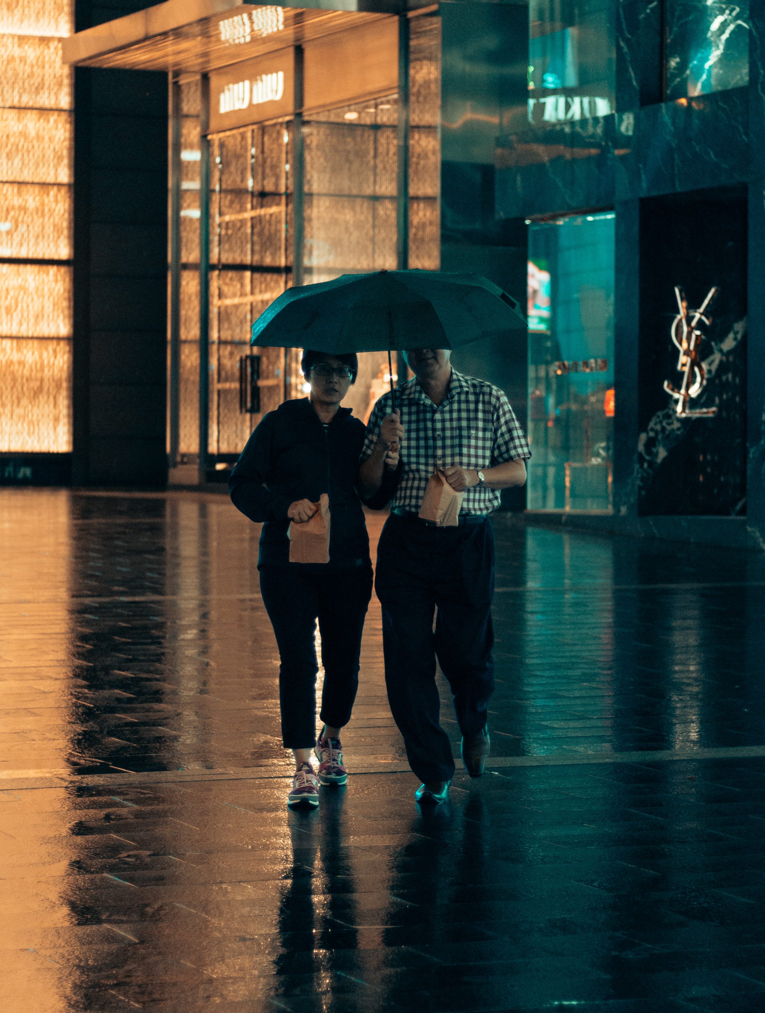 wet, lifestyles, men, leisure activity, city, rain, togetherness, umbrella, architecture, night, 2K, positive emotion, built structure, rainy season, reflection, Phone HD Wallpaper