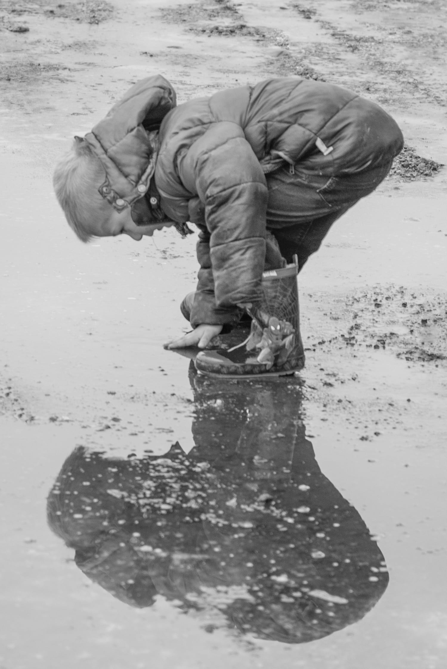 mud, childhood, puddle, concepts And Ideas, girls, water, kid, nature, outdoors, men, toddler, bending, land, bubble, child, one person, black And White, Phone HD Wallpaper