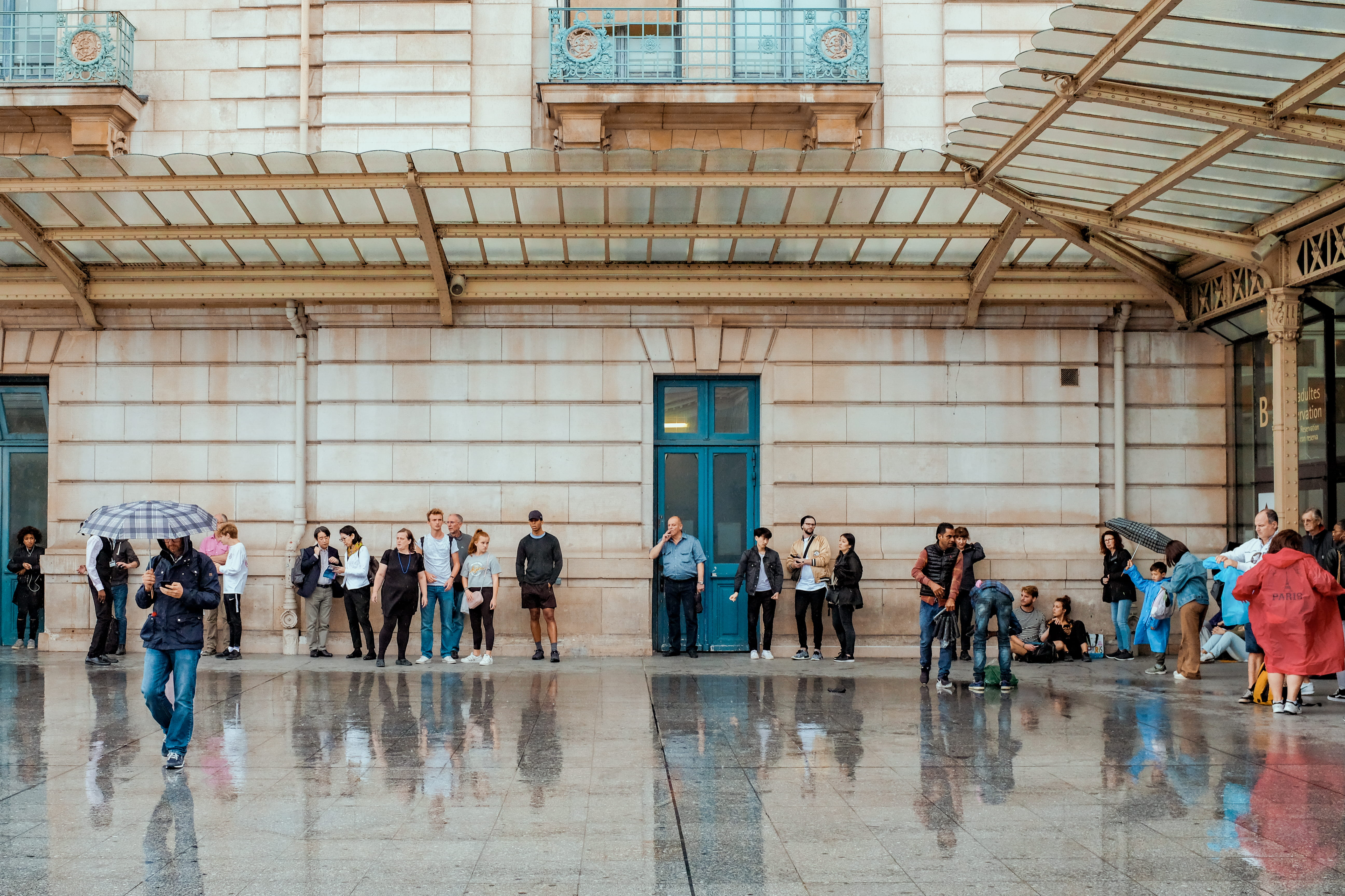 5K, shed, building exterior, adult, wet, architecture, standing, large group of people, city, group of people, tiled floor, crowd, rain, women, men, people, HD Wallpaper