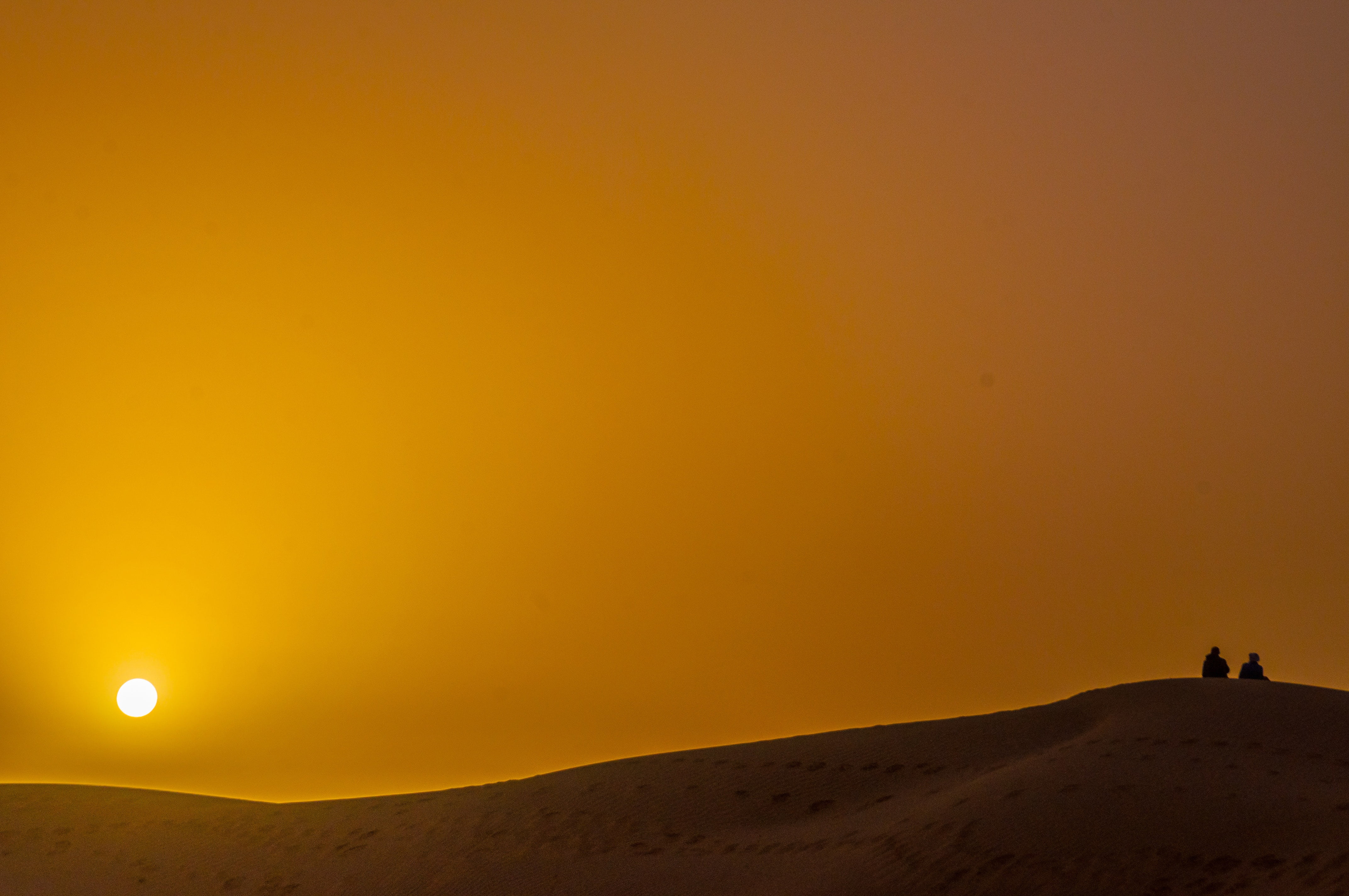 man, female, tourism, desert, travel, sand, dom, trip, outdoor, young, together, idyllic, male, sunset, love, sitting, two, 4K, outdoors, beauty in nature, HD Wallpaper