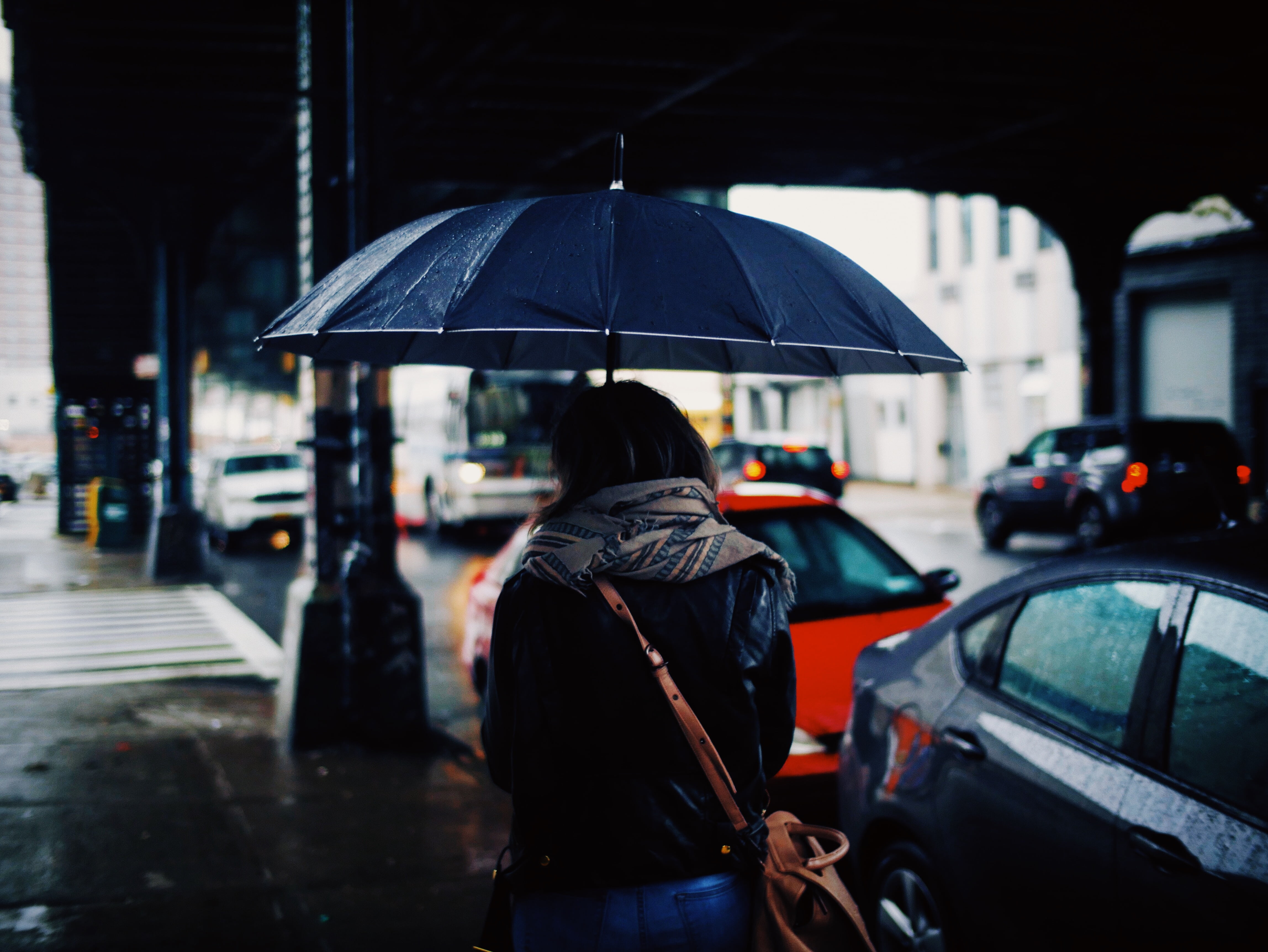 4K, city, mode of transportation, standing, person, real people, rear view, one person, lifestyles, woman, people, street, waiting, transportation, built structure, HD Wallpaper