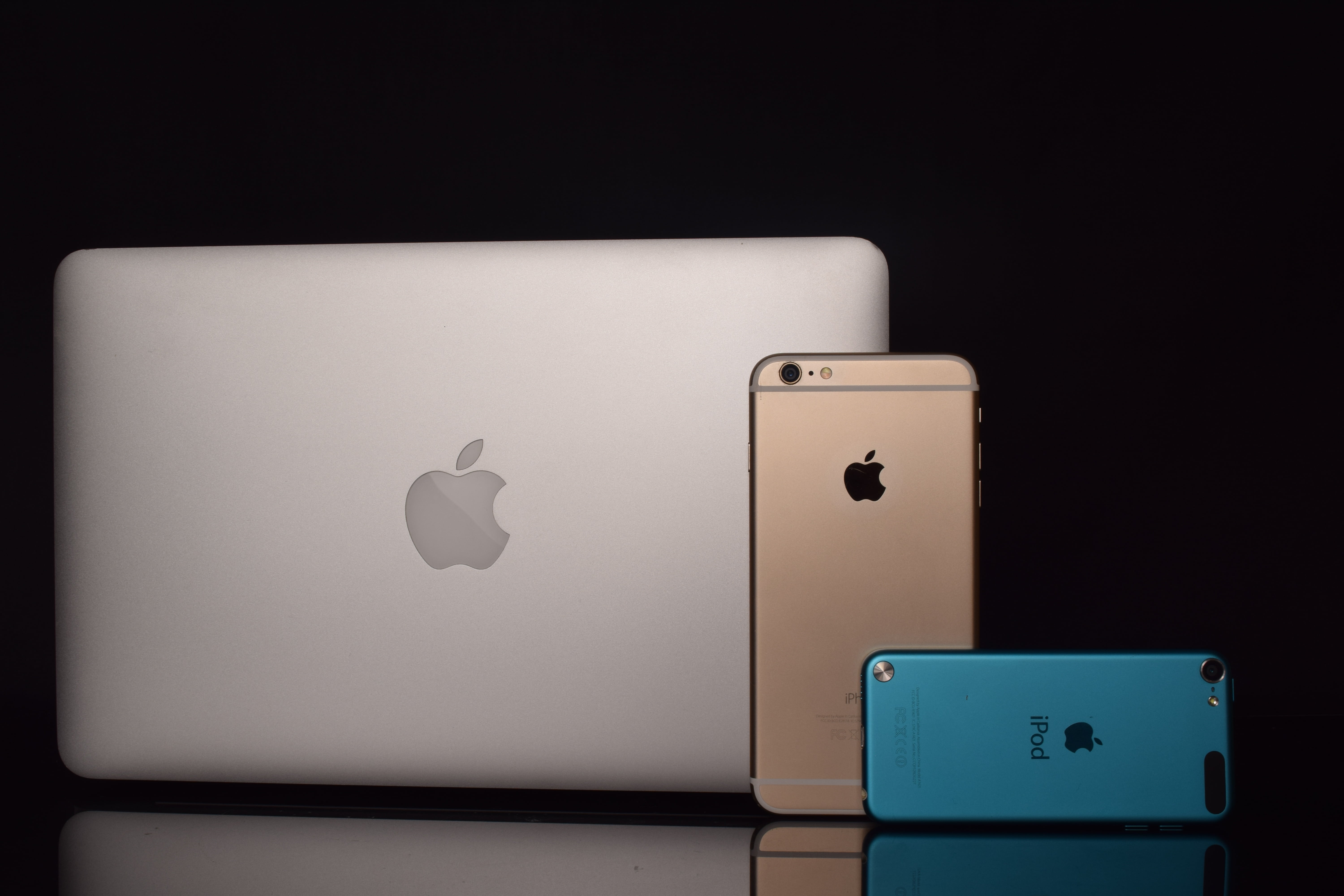 emotion, indoors, communication, device, studio shot, smart phone, ipod, white color, macbook, single object, technology, simplicity, public restroom, photography, HD Wallpaper
