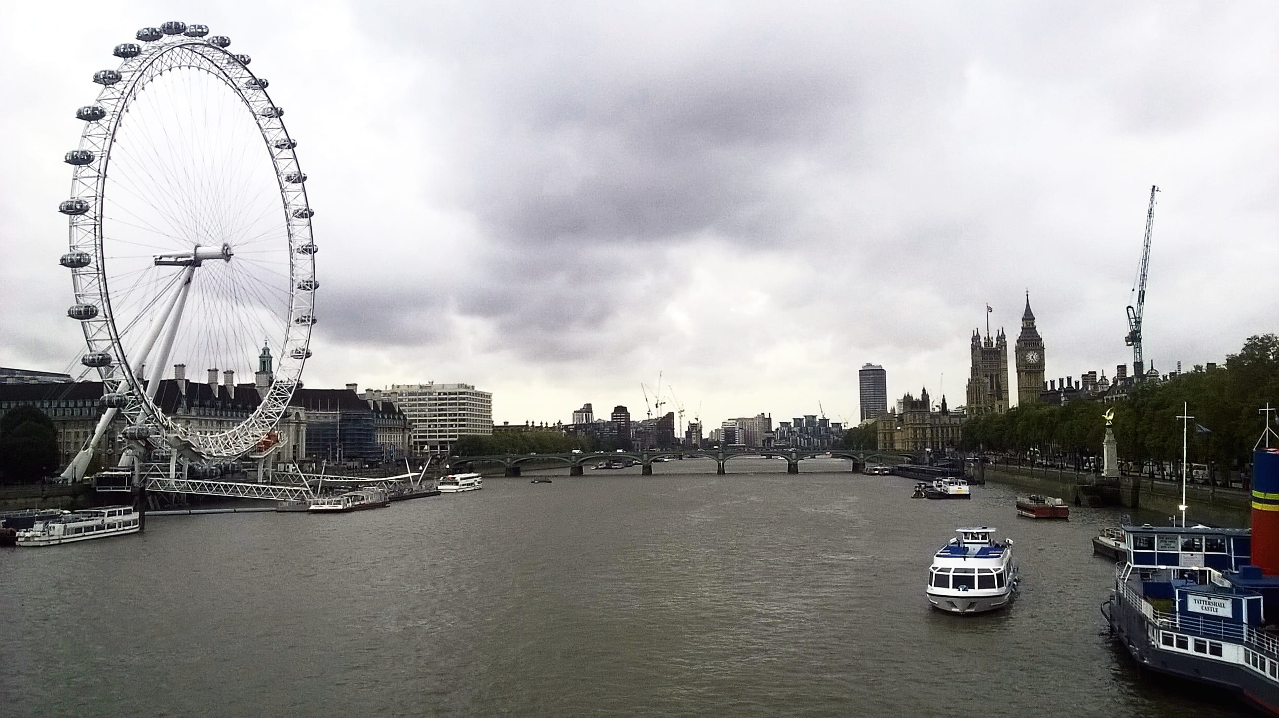 office building exterior, Ferris Wheel, London-Eye, cloudiness, boats, arts culture and entertainment, cityscape, passenger craft, england, 2K, big city, HD Wallpaper