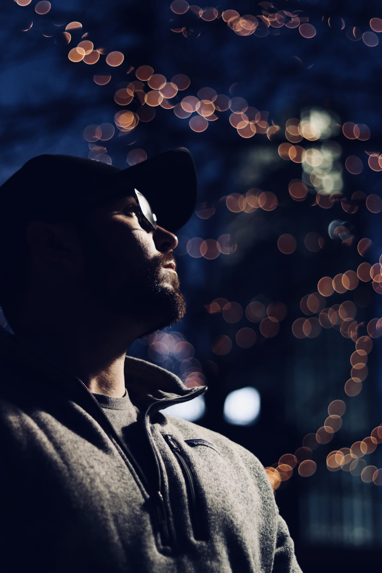 architecture, lights, mid adult, men, looking away, city, night, males, boke, leisure activity, lifestyles, photography, man, illuminated, tilt, fashion, Phone HD Wallpaper