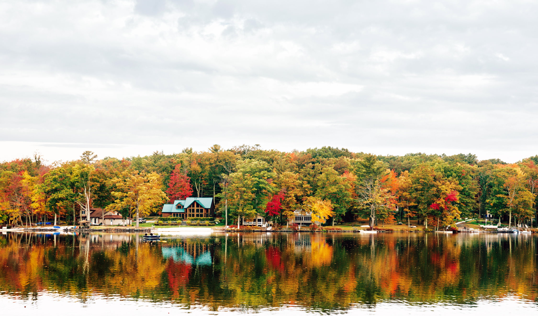 lake, Teedyuskung, boats, houses, mountains, New York, New York City, autumn, shore, Pocono Mountains, nature, NYC, 1080P, HD Wallpaper