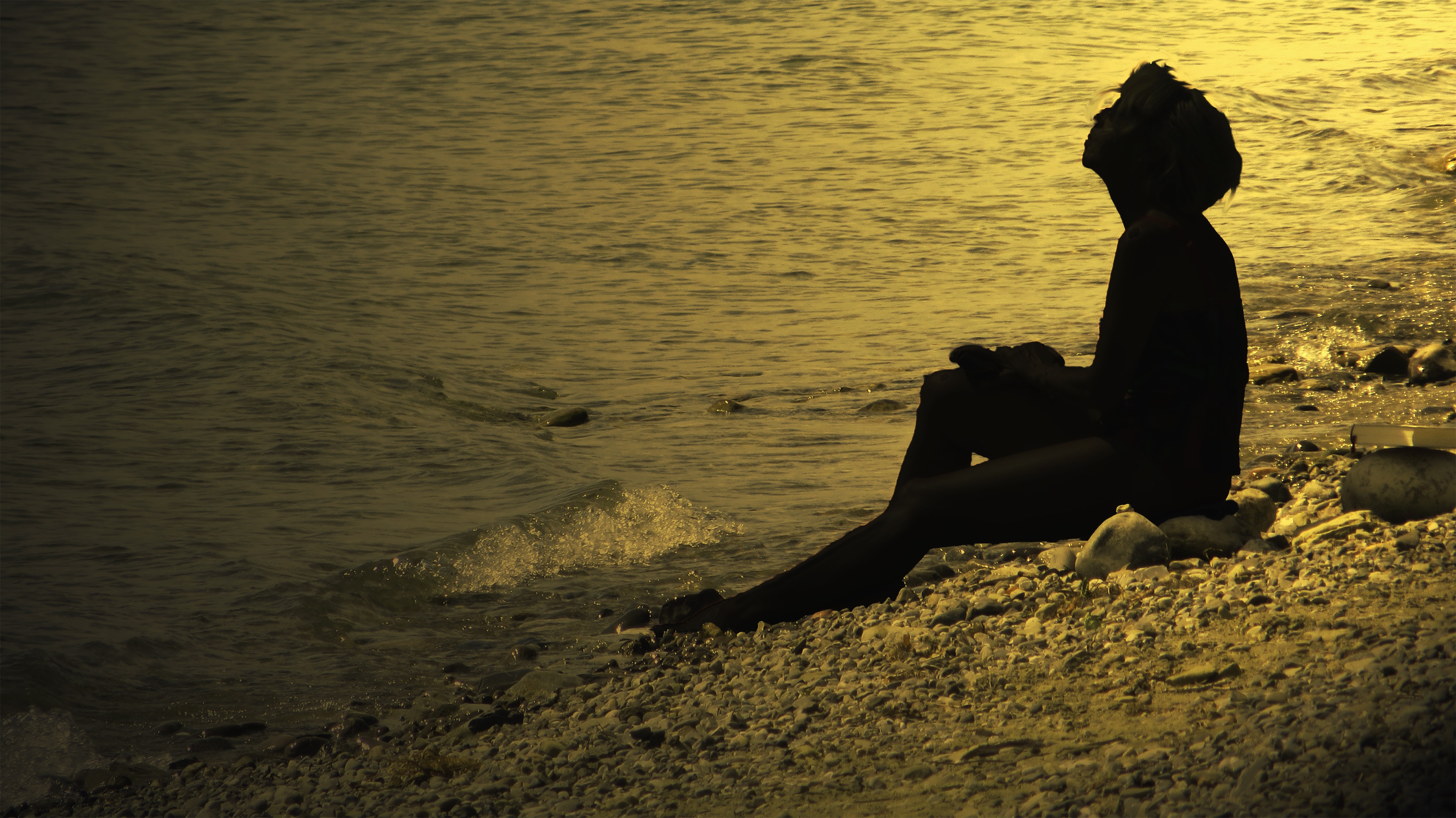 land, sea, water, break, outdoors, real people, beach, sit, relax, adult, bank, beauty in nature, sitting, 2K, recover, women, relaxation, nature, vacations, HD Wallpaper