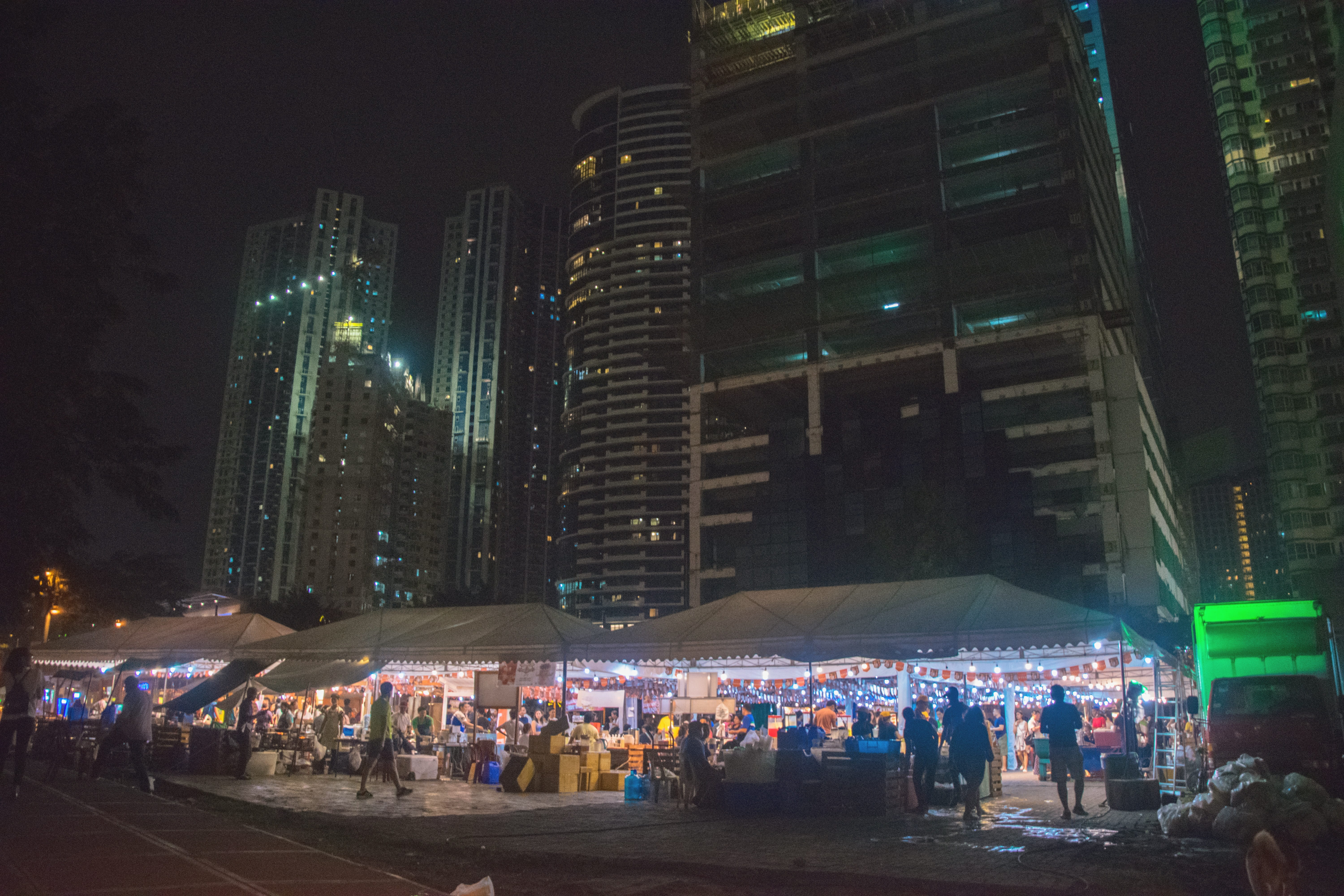 urban, 5K, skyscraper, women, night, festival, real people, group of people, bonifacio global city, nature, adult, outdoors, midnight, philippines, nightlife, HD Wallpaper