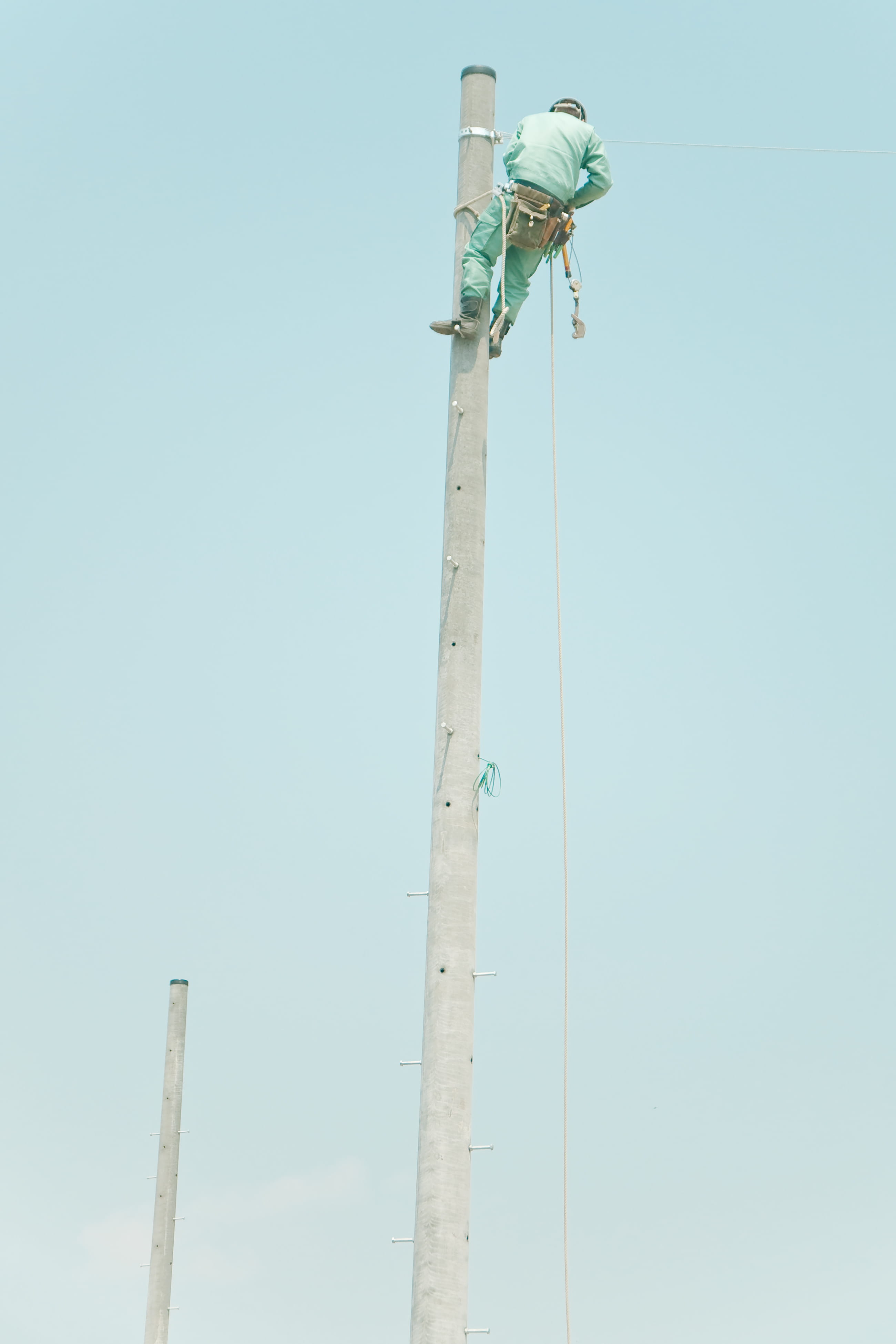 copy space, power supply, post, connection, built structure, blue, urban, construction, technology, top, on the job, protection, man, cyan, japan, construction industry, Phone HD Wallpaper