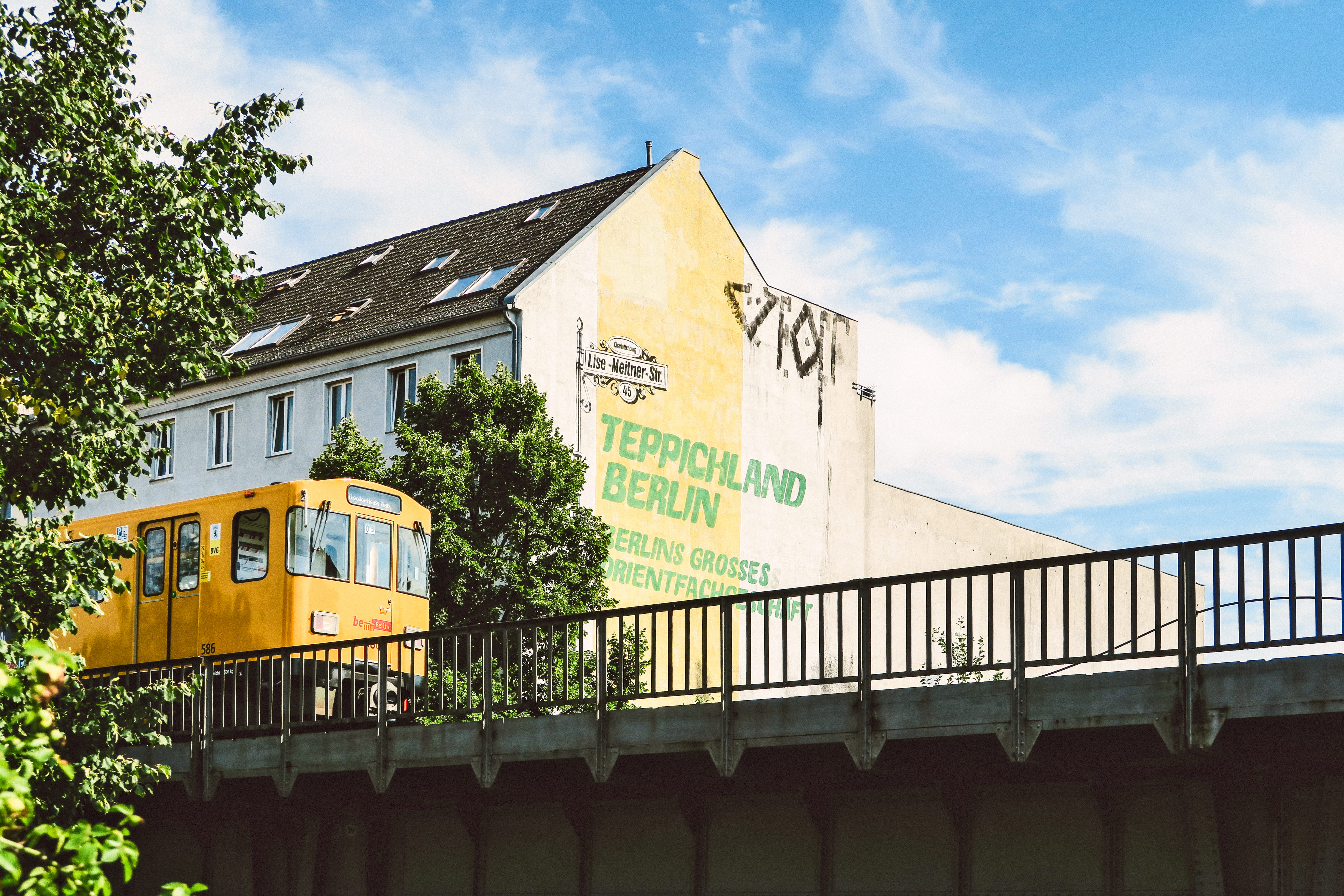 blue sky, architecture, public transportation, berun, front, building, sunny, city, teppichland, painting, green, windows, daylight, building exterior, HD Wallpaper