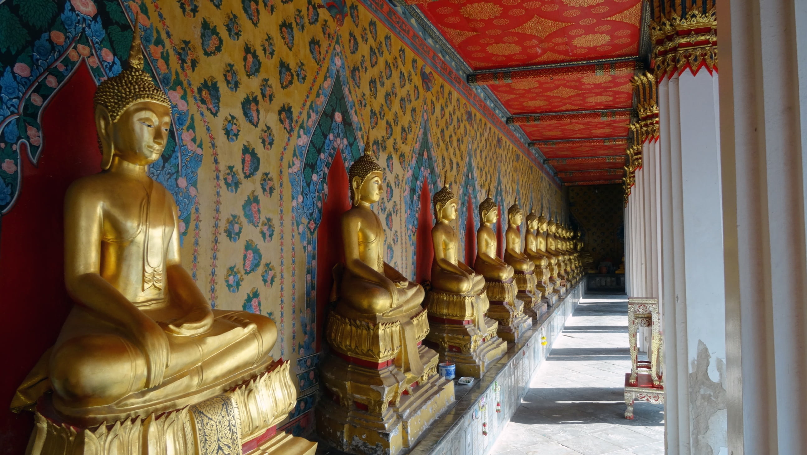 creativity, kings, statue, places of worship, religion, palace, 2K, male likeness, indoors, representation, human representation, gold, sculpture, spirituality, HD Wallpaper