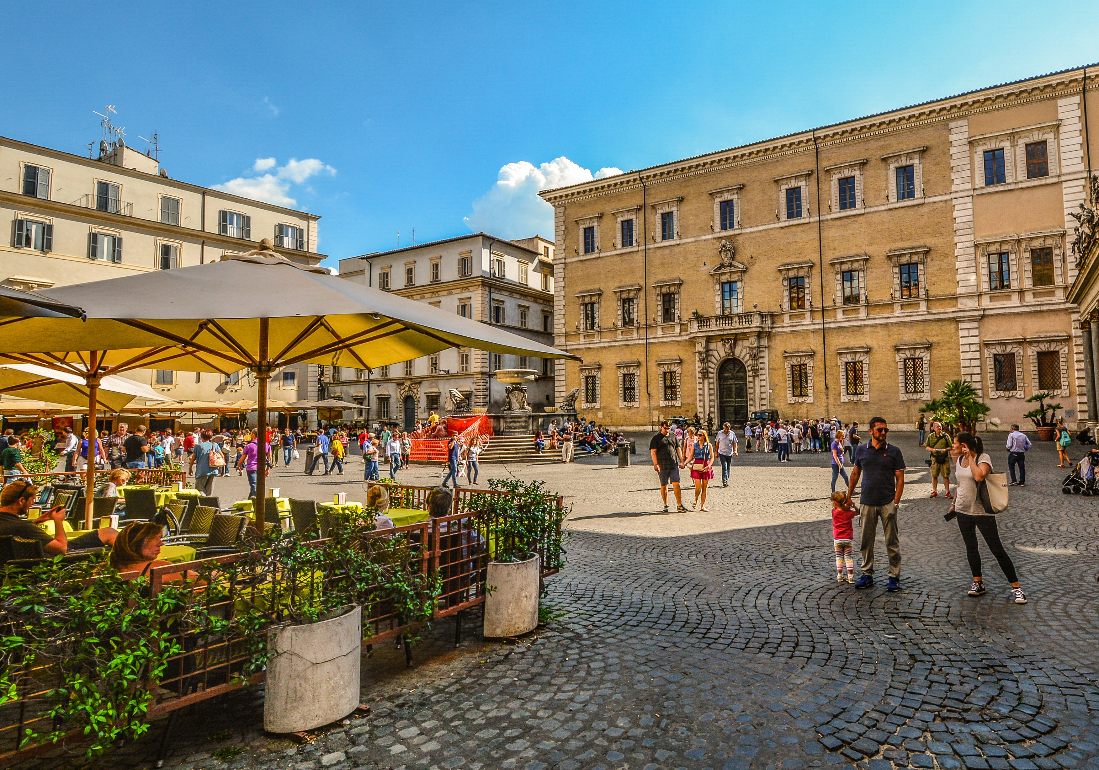 real people, city, building, nature, family, day, plant, patio, group of people, adult, square, men, large group of people, roman, umbrellas, outdoors, HD Wallpaper