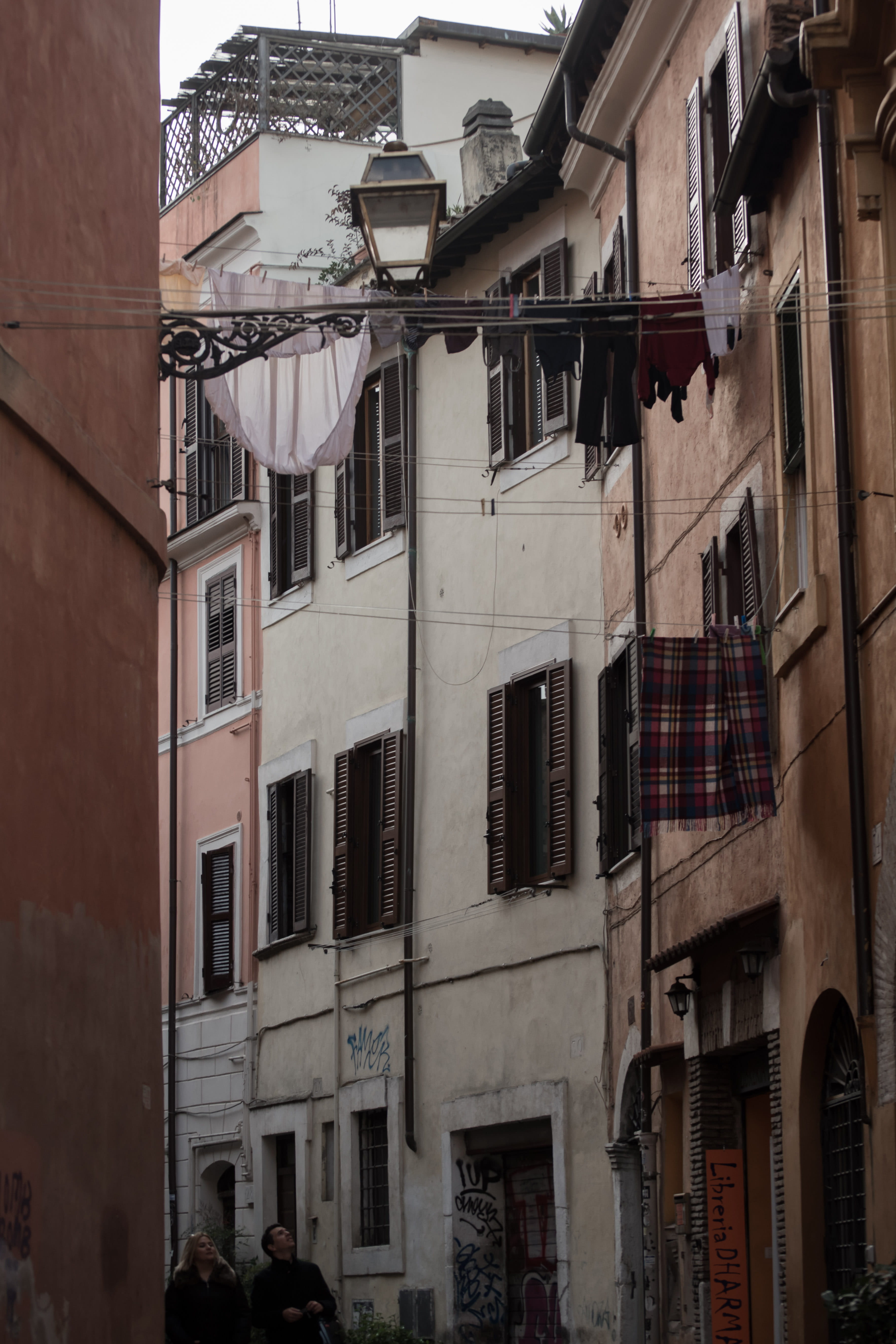 italy, elcarito, building, drying, outdoors, built structure, alley, trastevere, 5K, facade, windows, residential district, hang out, hanging, building exterior, Phone HD Wallpaper
