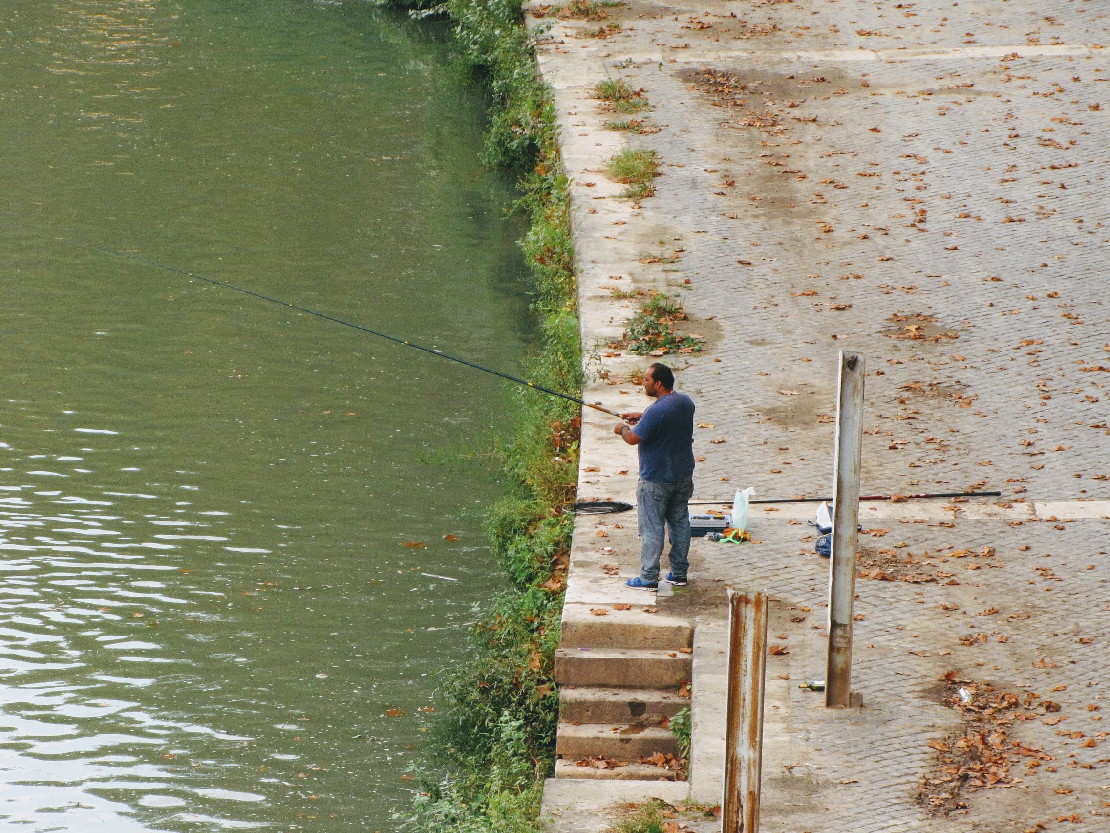real people, leisure activity, built structure, nature, people, water, one person, standing, rome, men, full length, outdoors, fishing, day, trastevere, HD Wallpaper