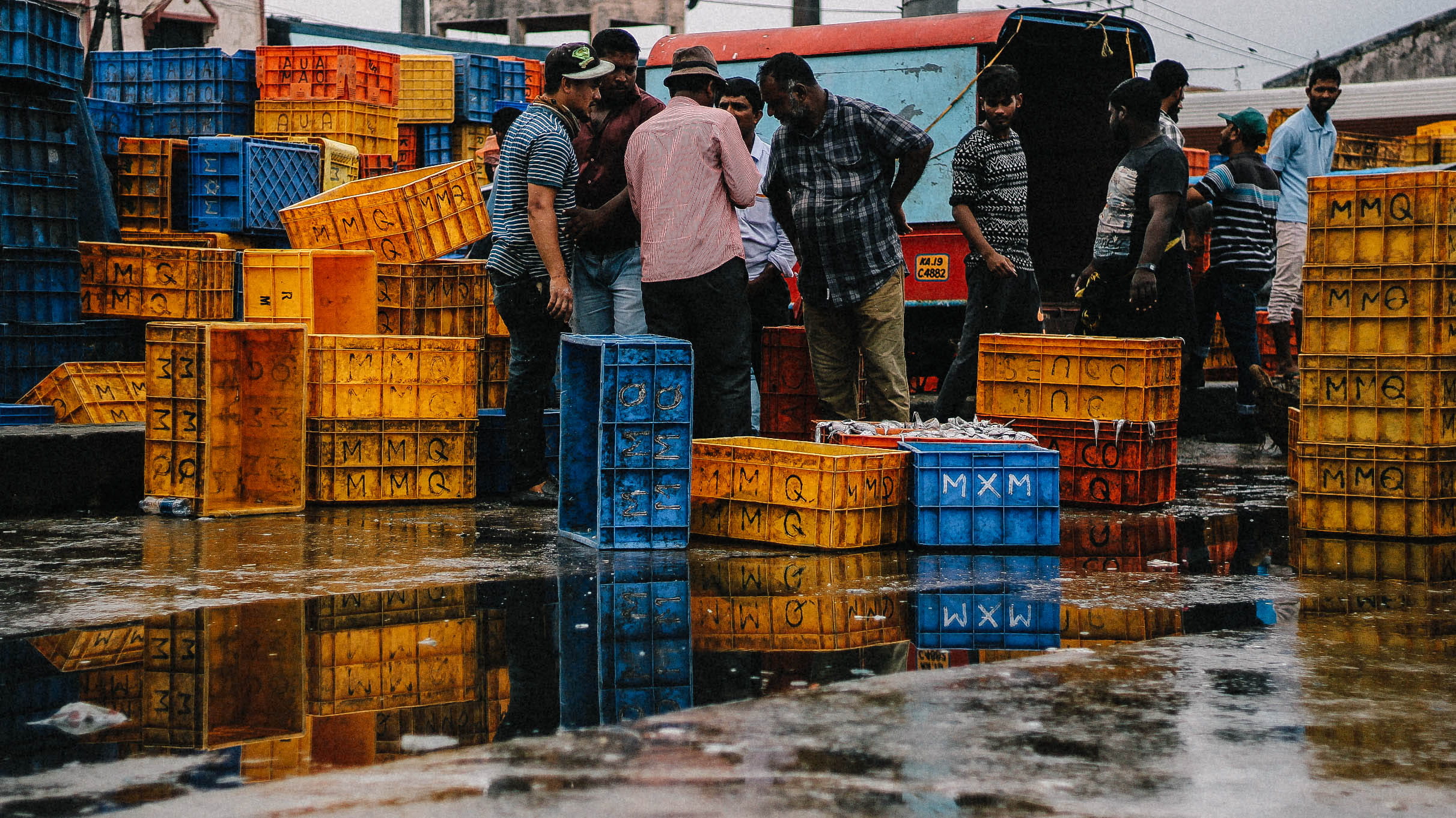 architecture, lot, building, occupation, crates, outdoors, retail, selling, people, 1080P, business, beverages, real people, standing, bartering, plastic, HD Wallpaper